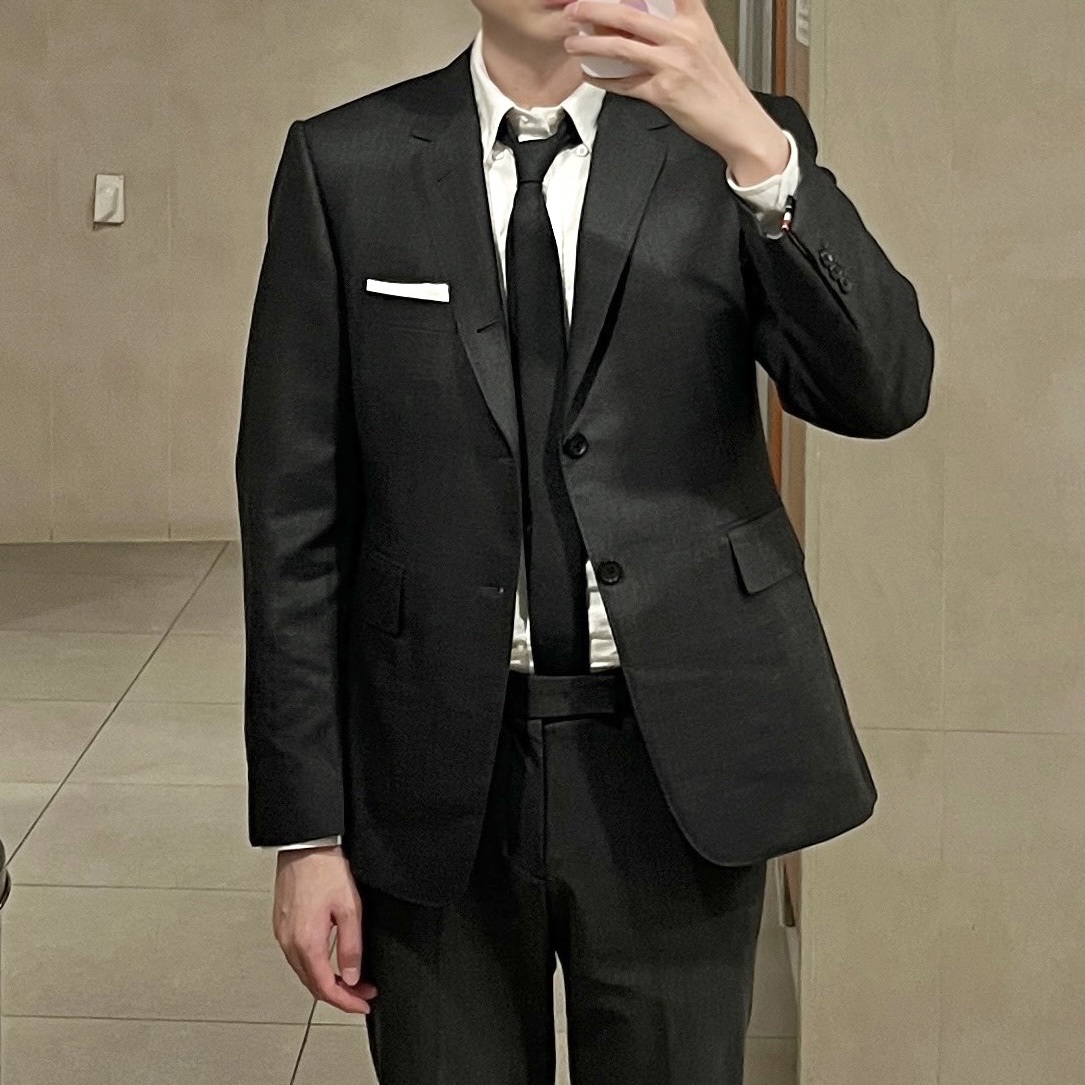 Thom Browne Super 120S Wool Twill Classic Suit Dark Grey 착용 스타일