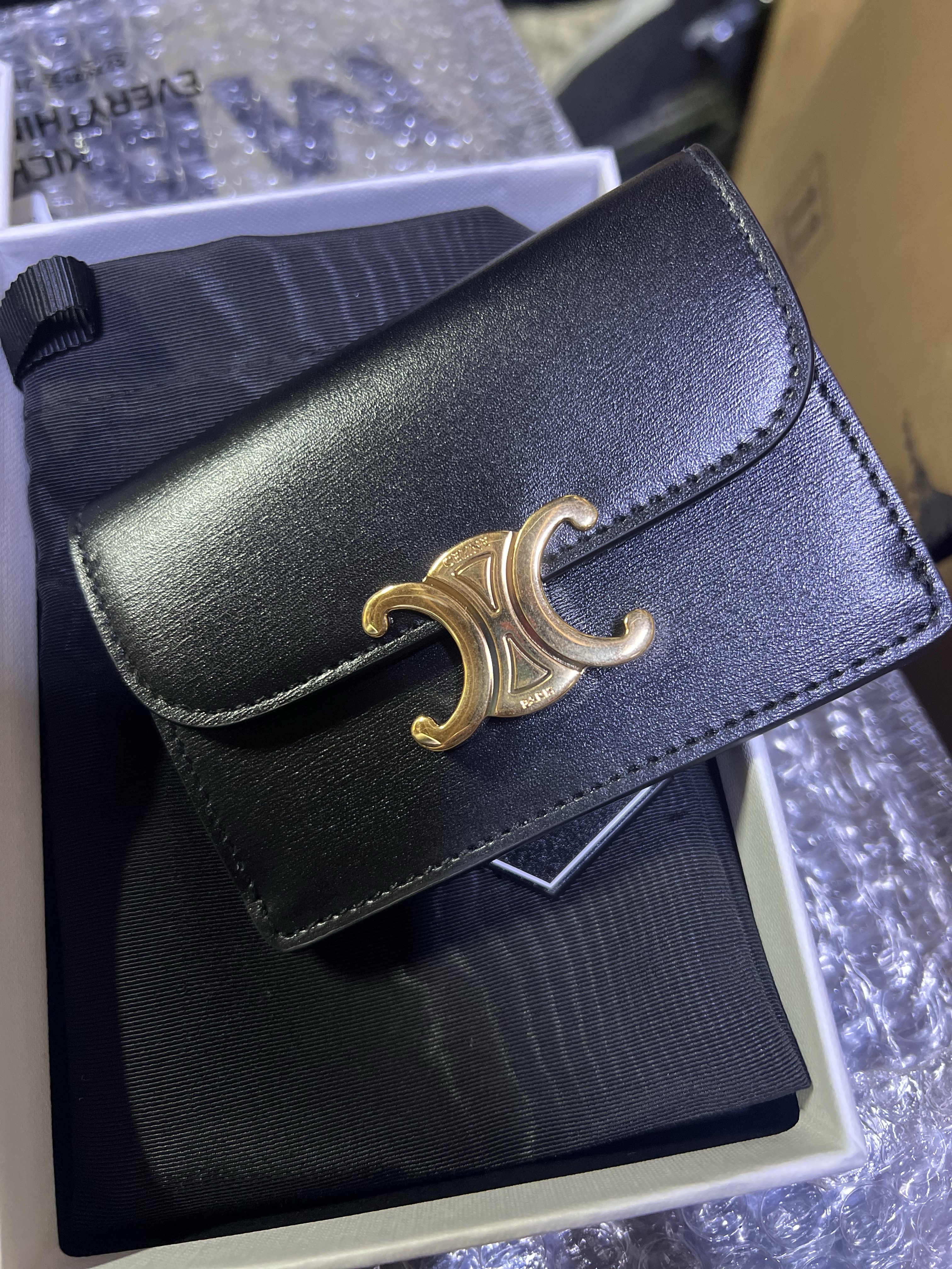 Celine Card Holder with Flap in Shiny Calfskin Black 착용 스타일 - 1