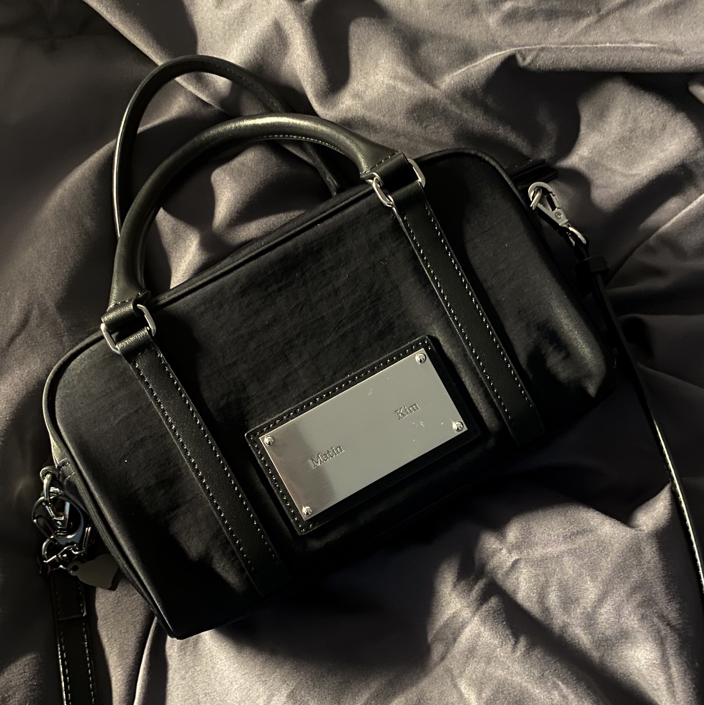 Matin Kim Baby Sporty Tote Bag Black 착용 스타일