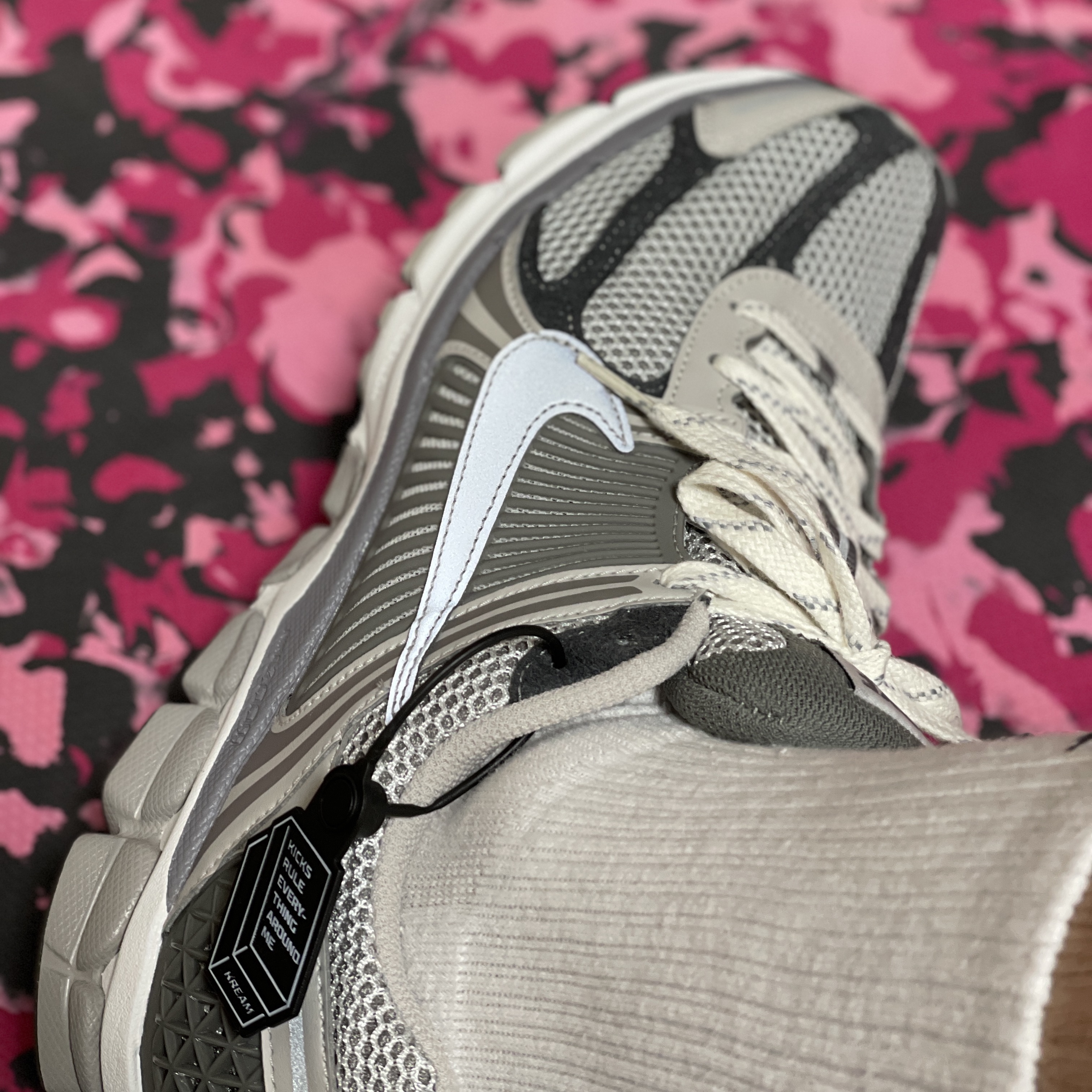Nike Zoom Vomero 5 PRM Light Iron Ore and Flat Fewter, Adidas Yeezy Boost 700 Wave Runner Solid Grey 2021/2022 착용 스타일 - 1