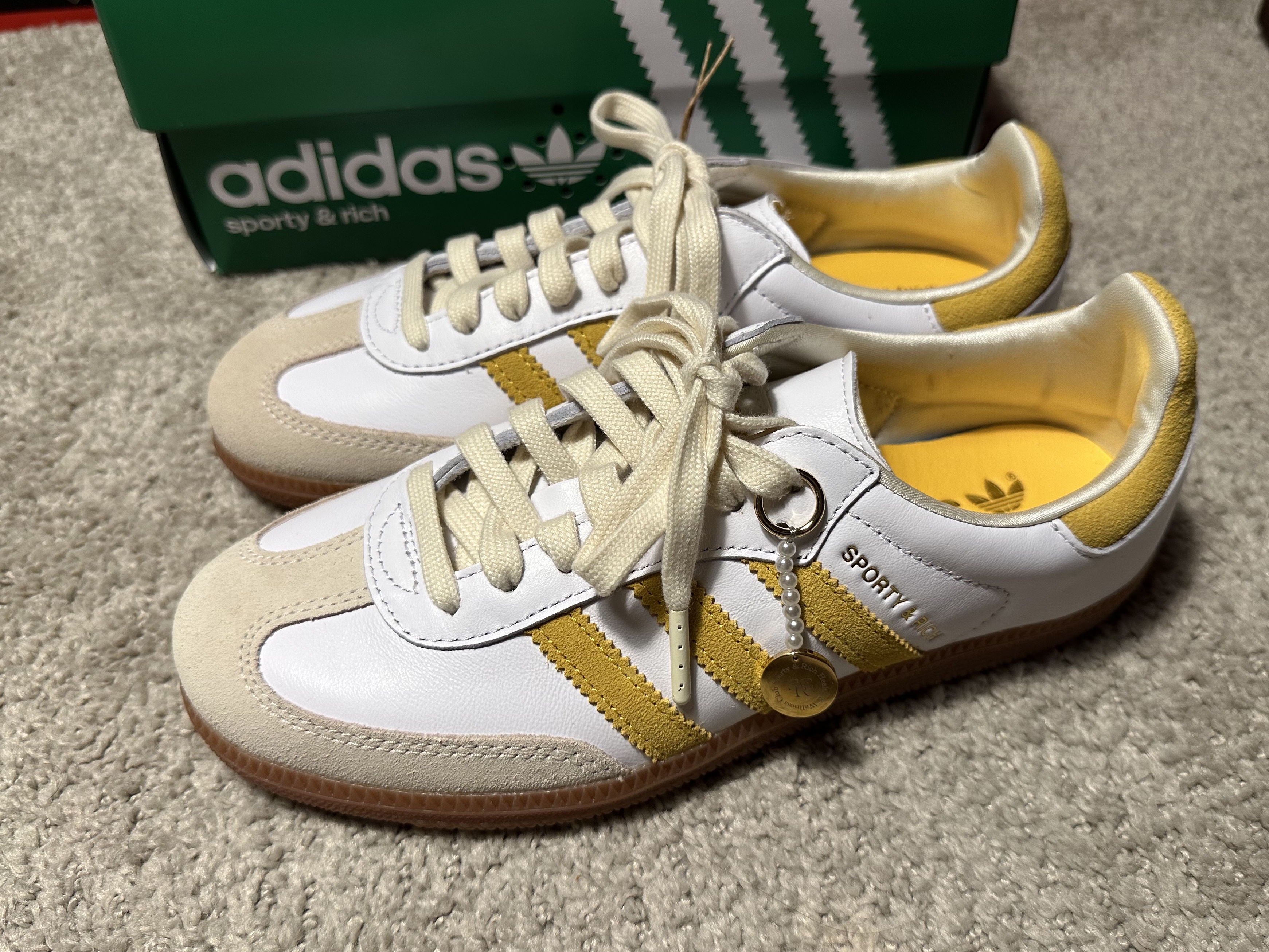 Adidas x Sporty & Rich Samba OG Cloud White Bold Gold 착용 스타일 - 1