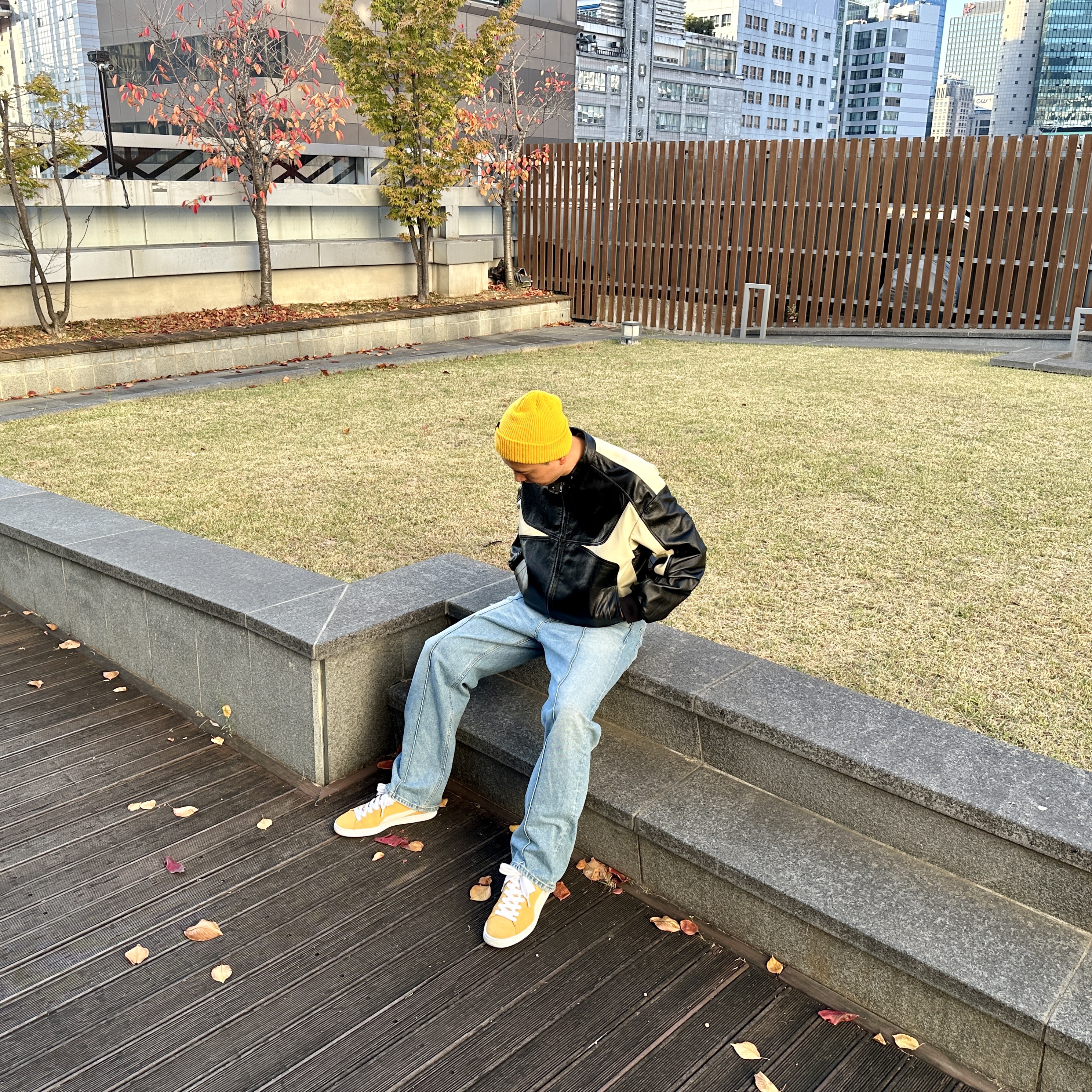 Puma Suede Classic XXI Mustard White 착용 스타일 - 3