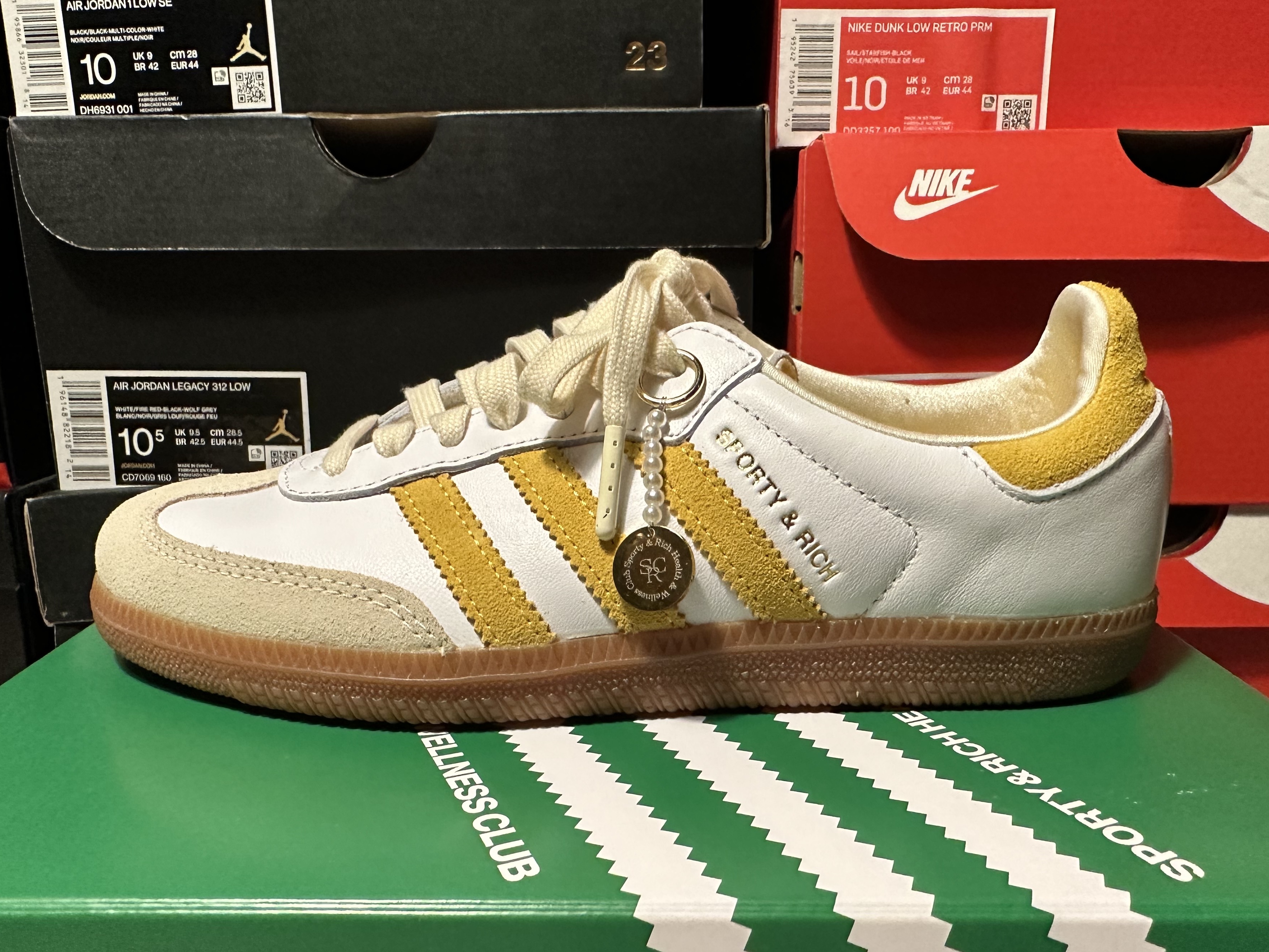 Adidas x Sporty & Rich Samba OG Cloud White Bold Gold 착용 스타일 - 3