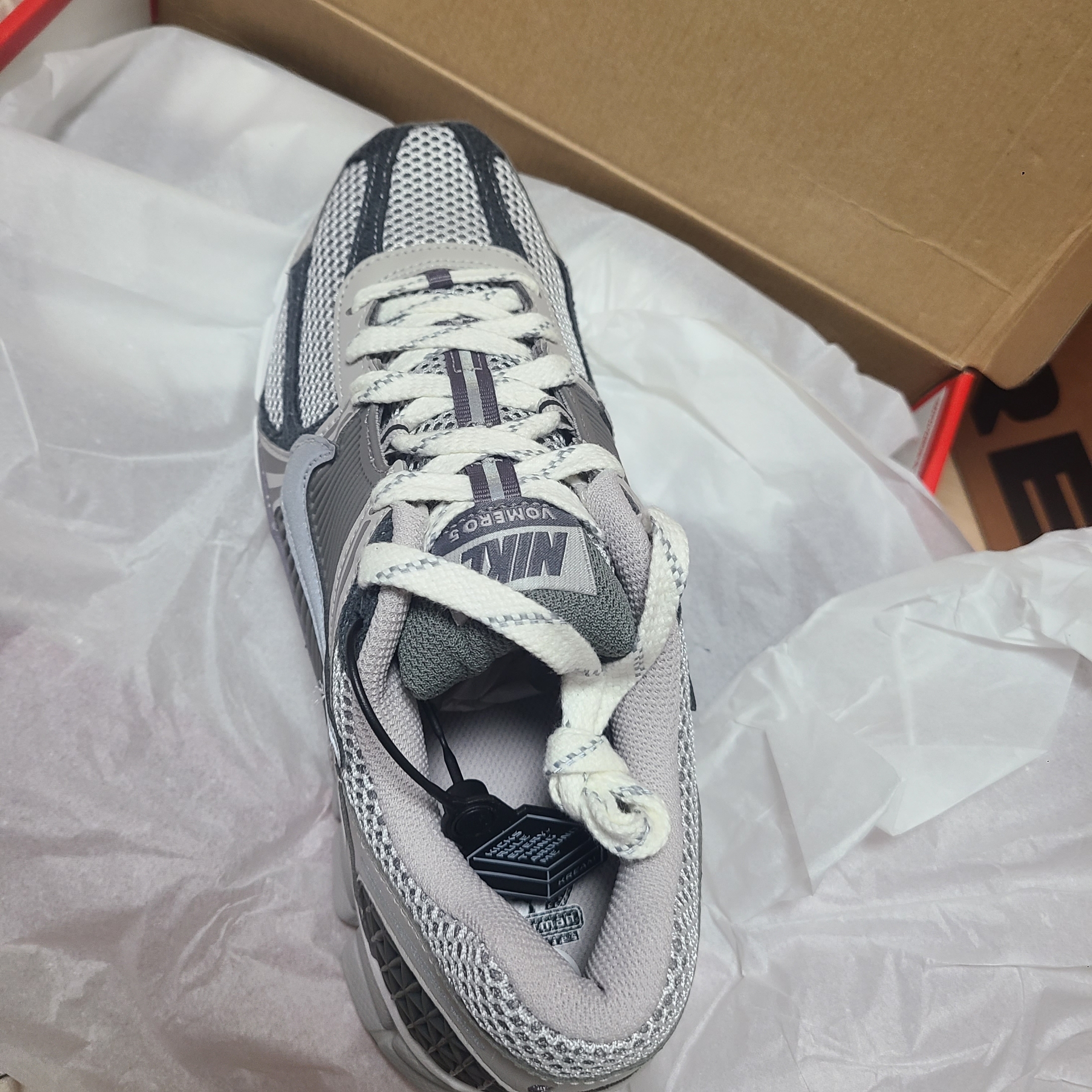 Nike Zoom Vomero 5 PRM Light Iron Ore and Flat Fewter 착용 스타일 - 2