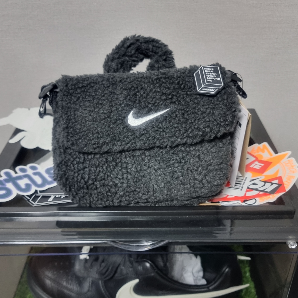 (Kids) Nike NSW Faux Fur Crossbody Bag Black 착용 스타일