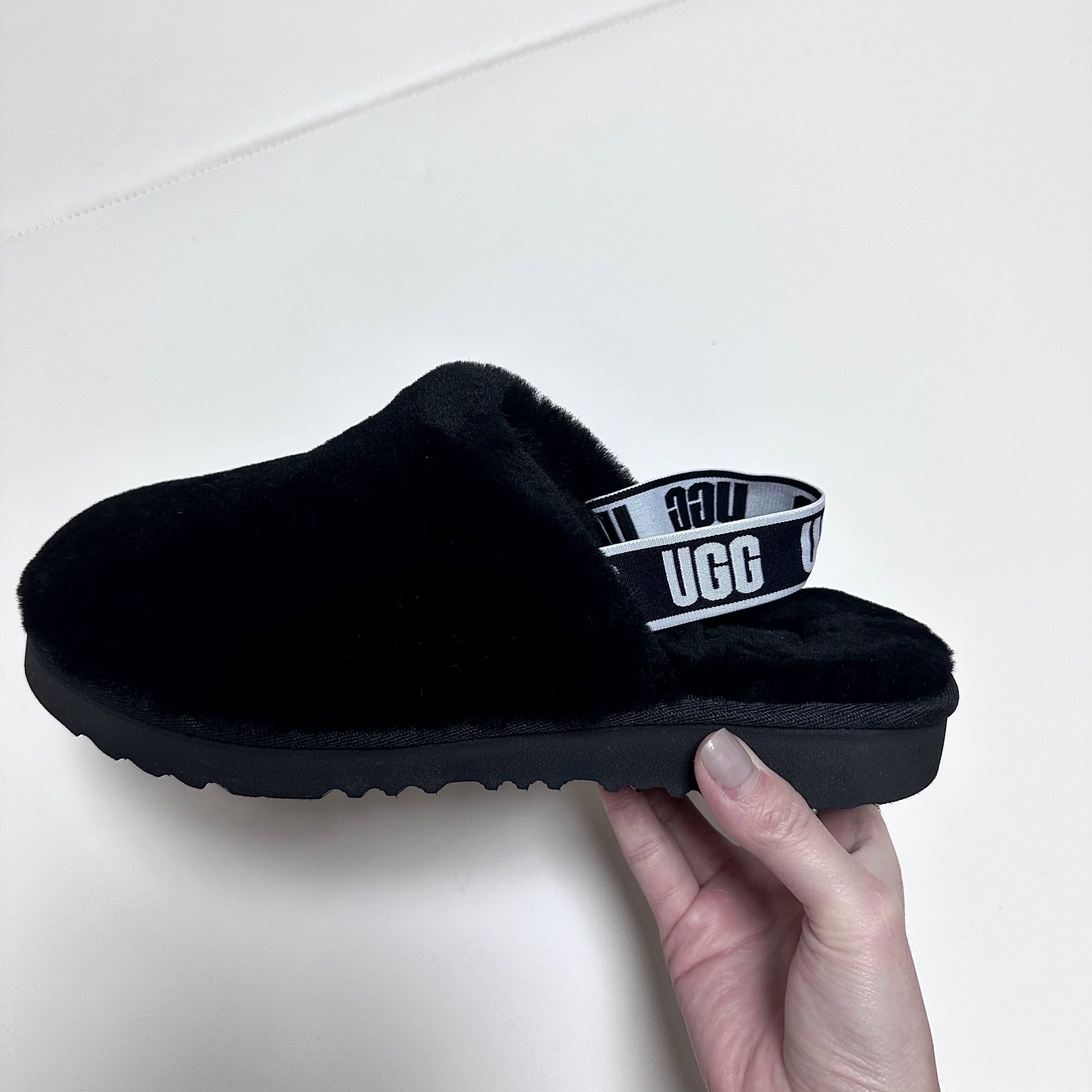 (Kids) UGG Fluff Yeah Clog Black 착용 스타일 - 1