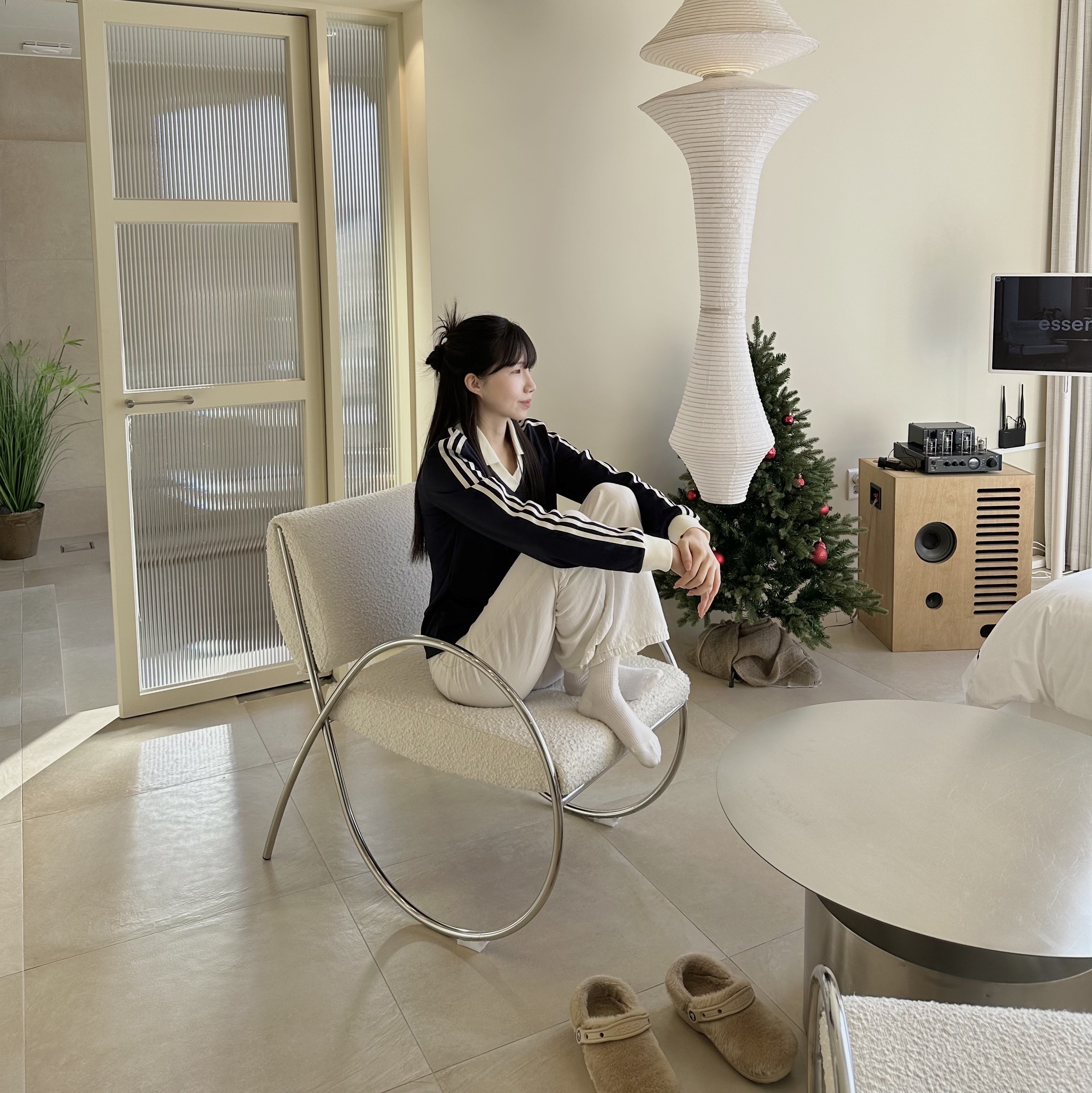 (W) Adidas x Sporty & Rich Long Sleeve Football Jersey Legend Ink - US Sizing, Crocs Classic Fur Sure Clog Chai 착용 스타일 - 1