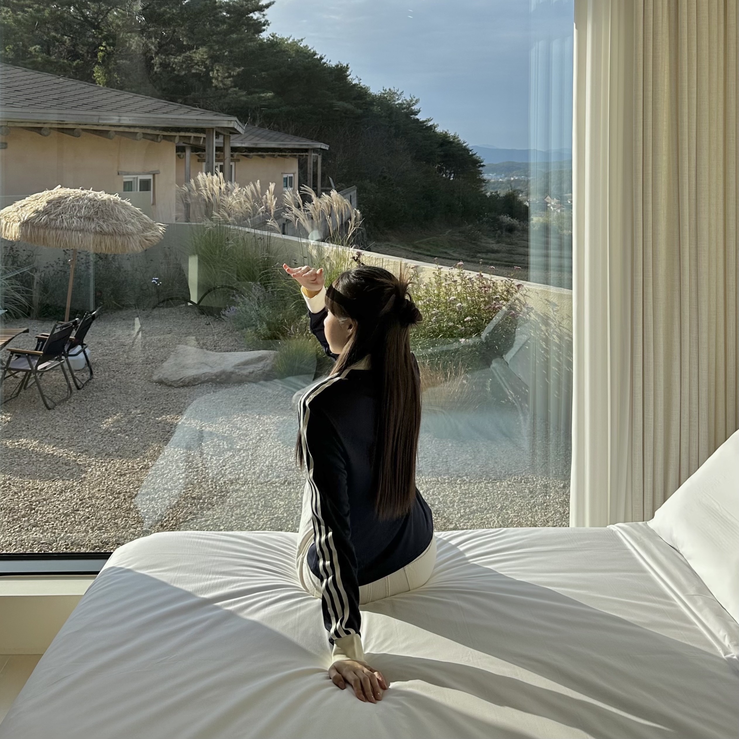 (W) Adidas x Sporty & Rich Long Sleeve Football Jersey Legend Ink - US Sizing, Crocs Classic Fur Sure Clog Chai 착용 스타일 - 3