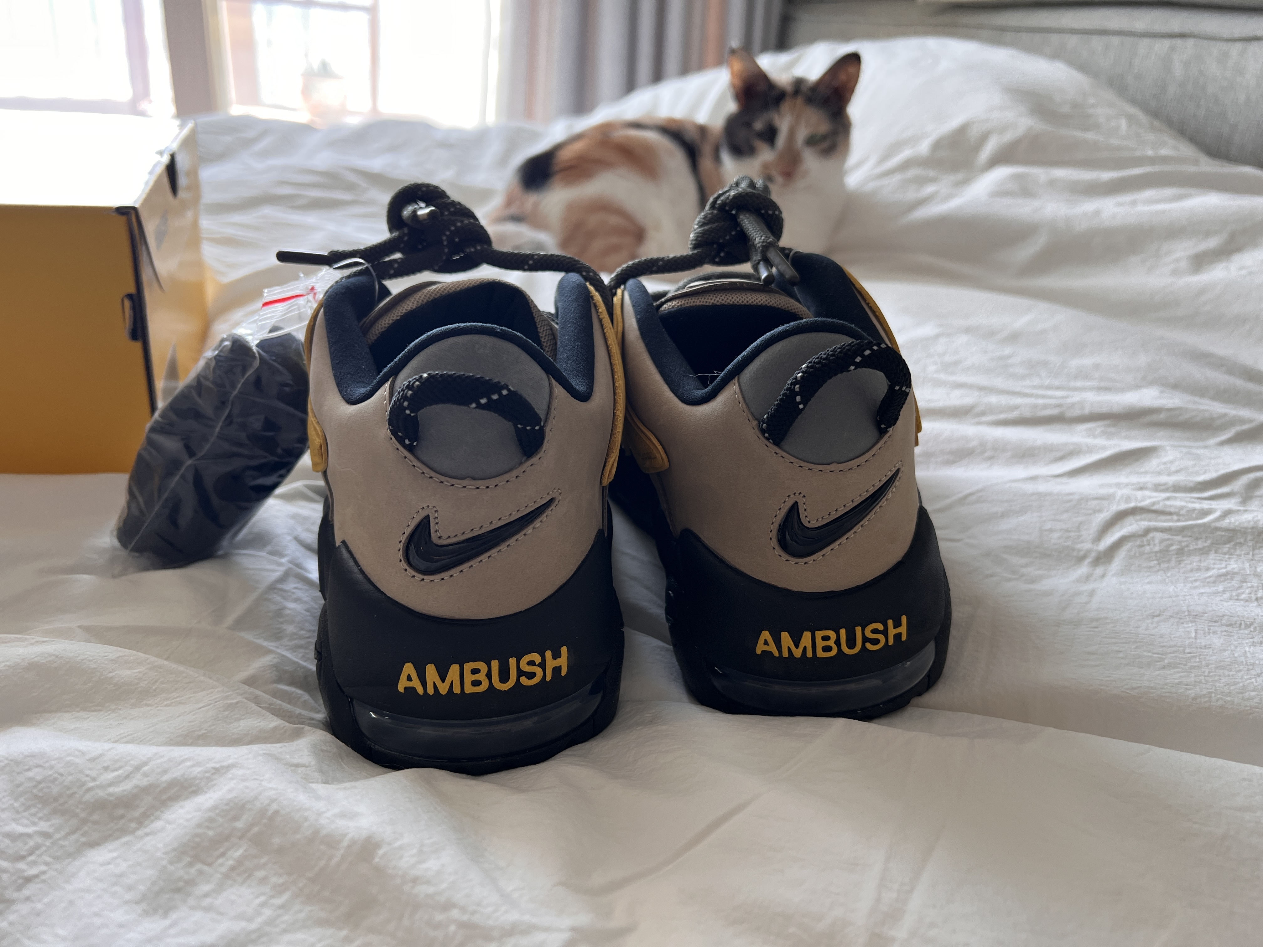 Nike x Ambush Air More Uptempo Low Vivid Sulfur and Limestone 착용 스타일 - 4