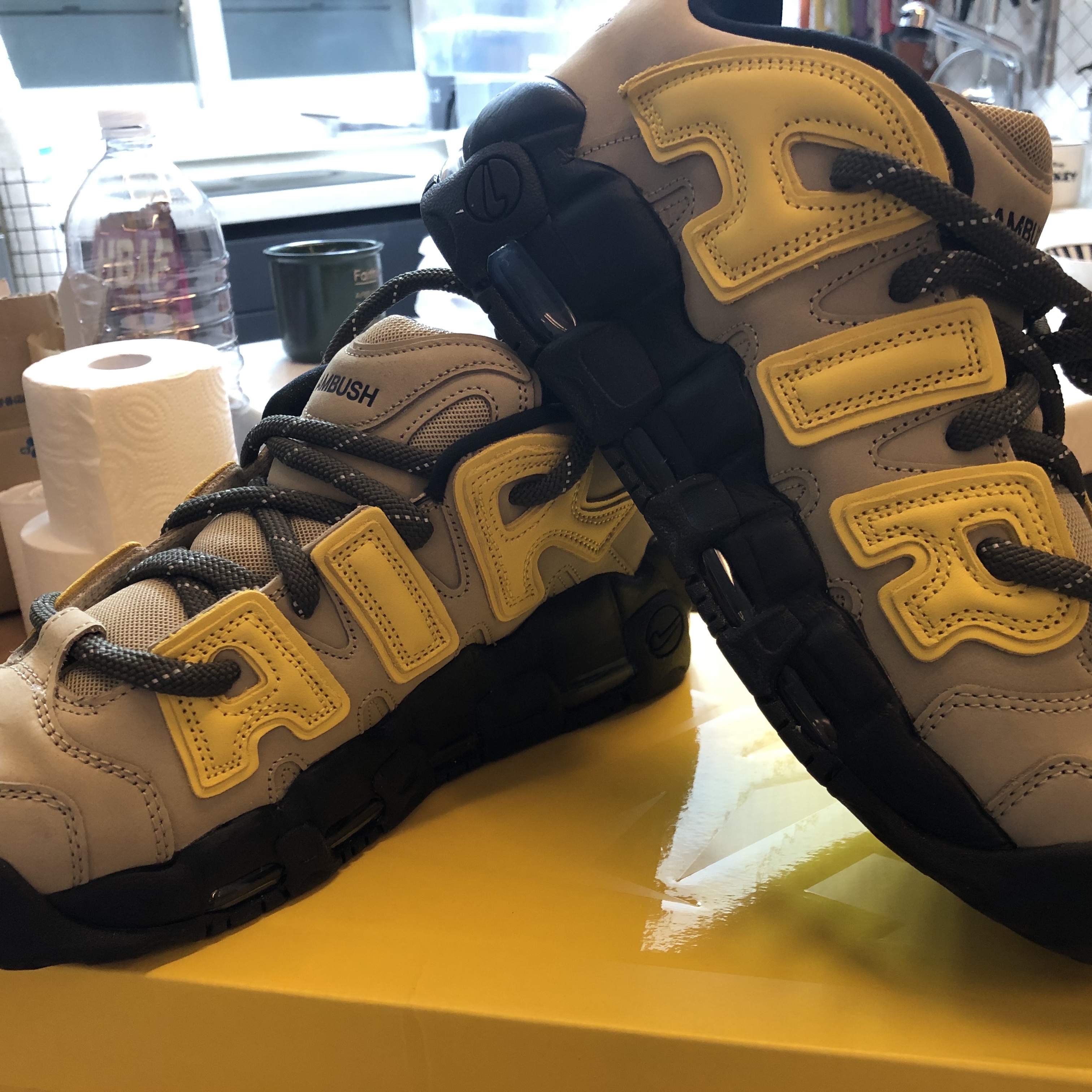 Nike x Ambush Air More Uptempo Low Vivid Sulfur and Limestone 착용 스타일 - 3
