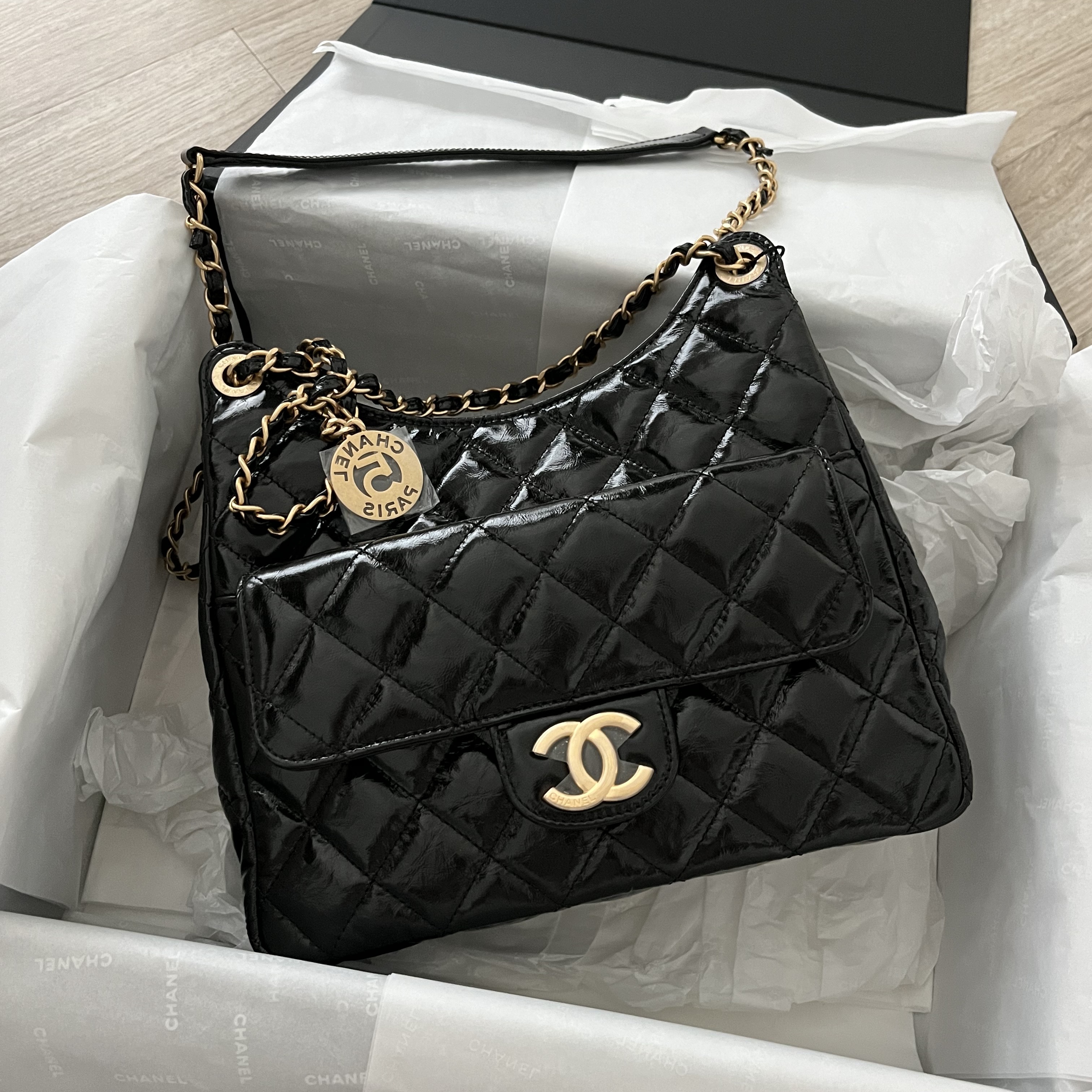 Chanel Hobo Handbag Shiny Crumpled Calfskin & Gold Black 착용 스타일 - 2