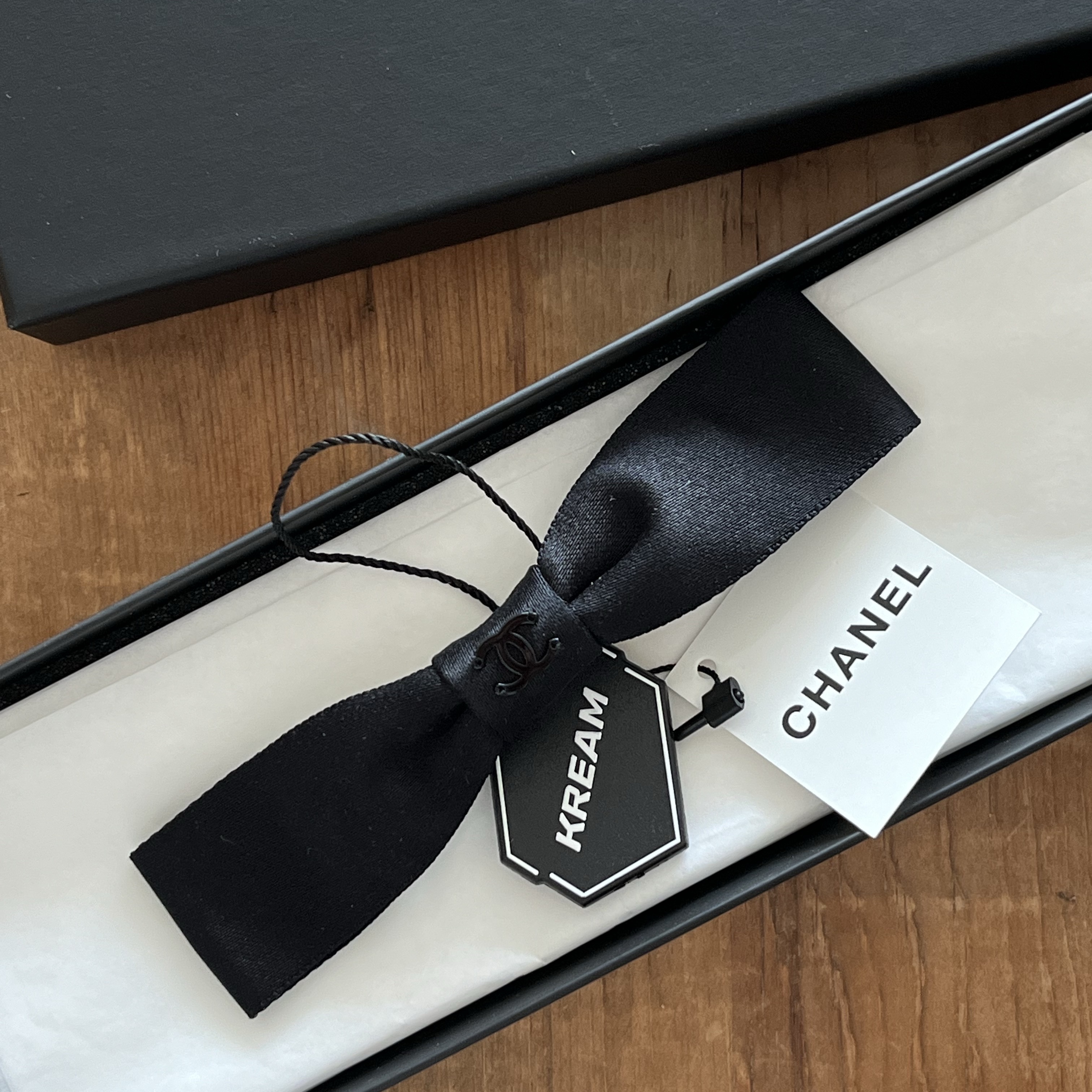 (W) Chanel Bow Barrette Silk Satin & Black 착용 스타일