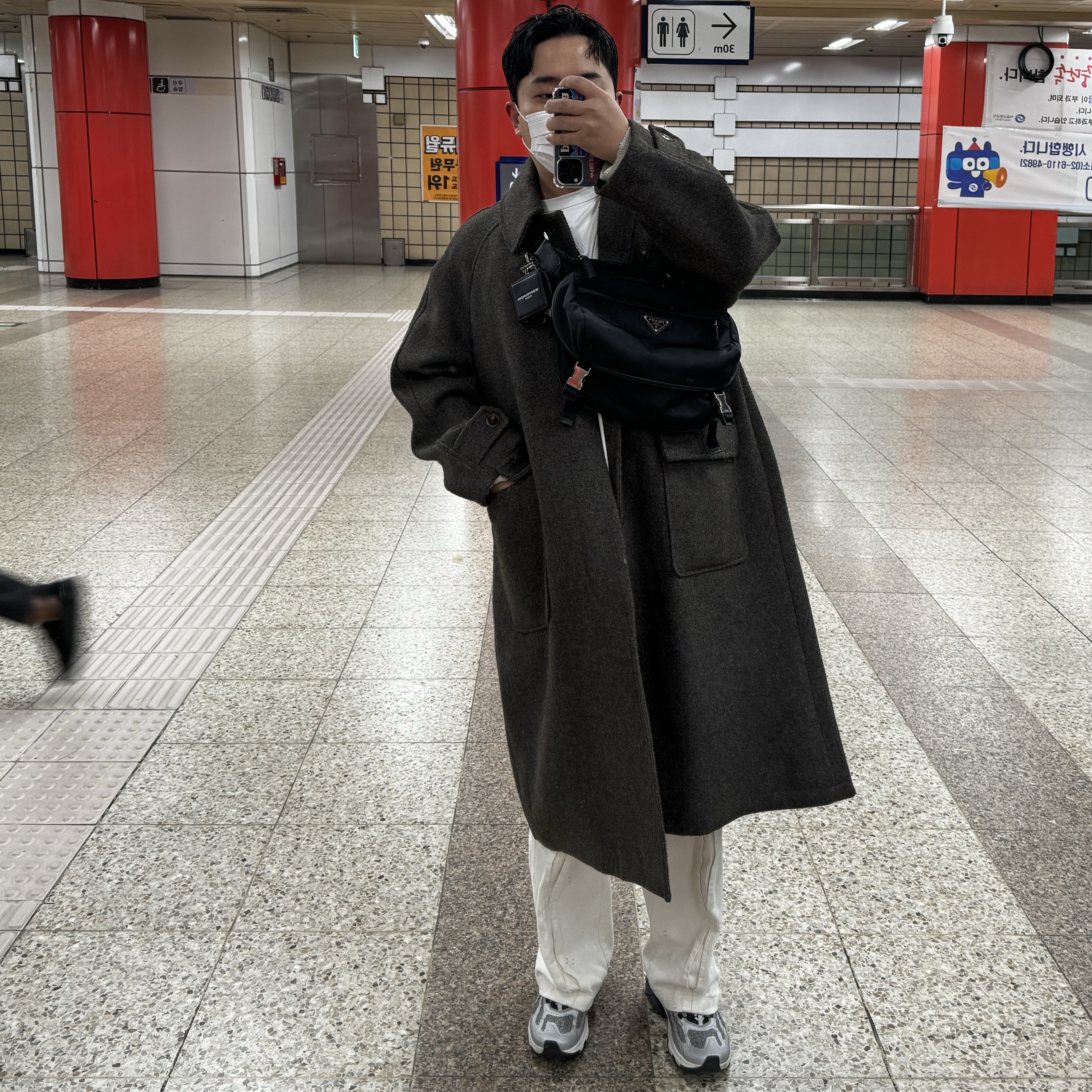Salomon Speedverse PRG Silver Frost Grey Lunar Rock, Prada Re-Nylon and Saffiano Leather Shoulder Bag Black 착용 스타일