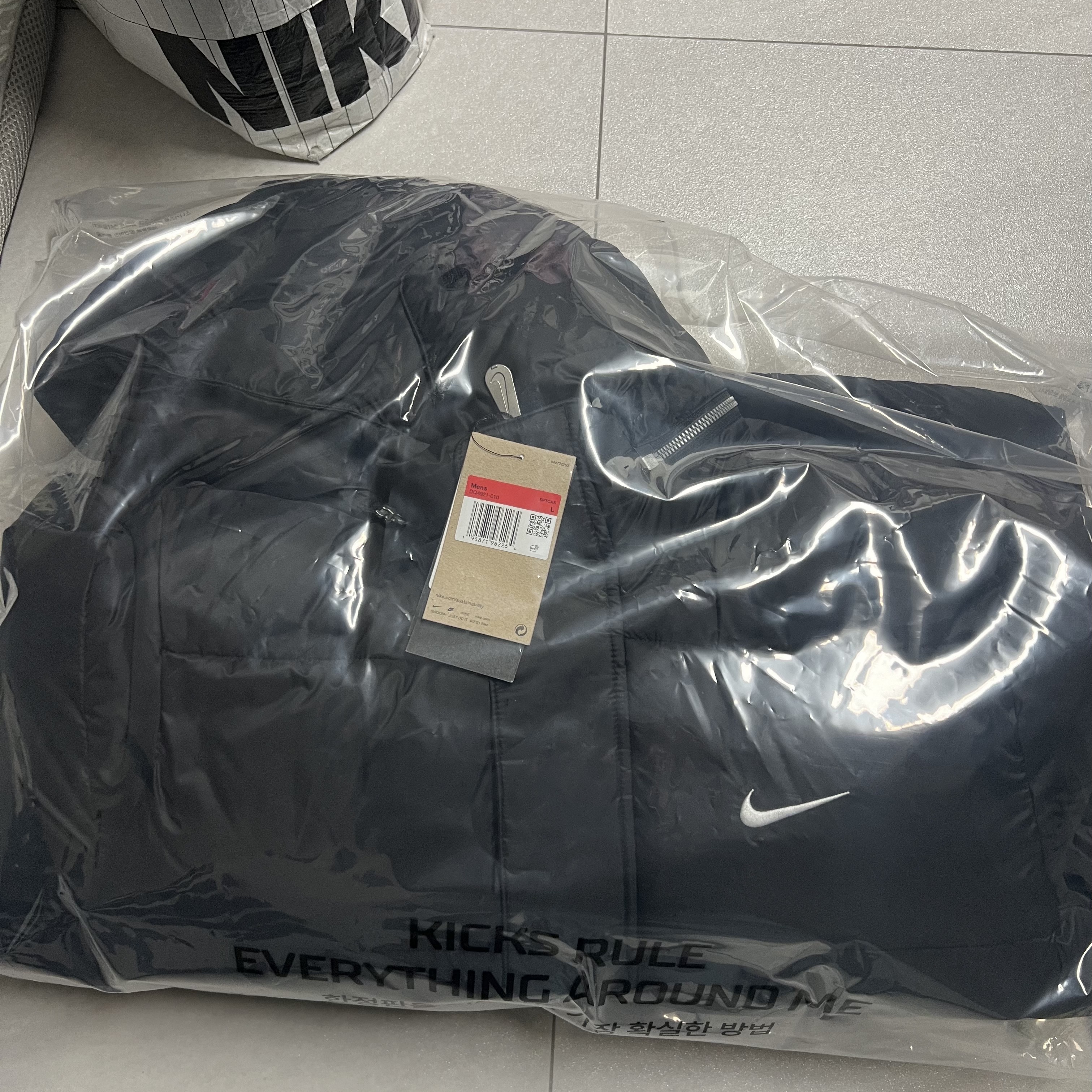Nike Life Therma-Fit Puffer Jacket Black - Asia, New Balance 992 Made in USA Black Grey 착용 스타일 - 3
