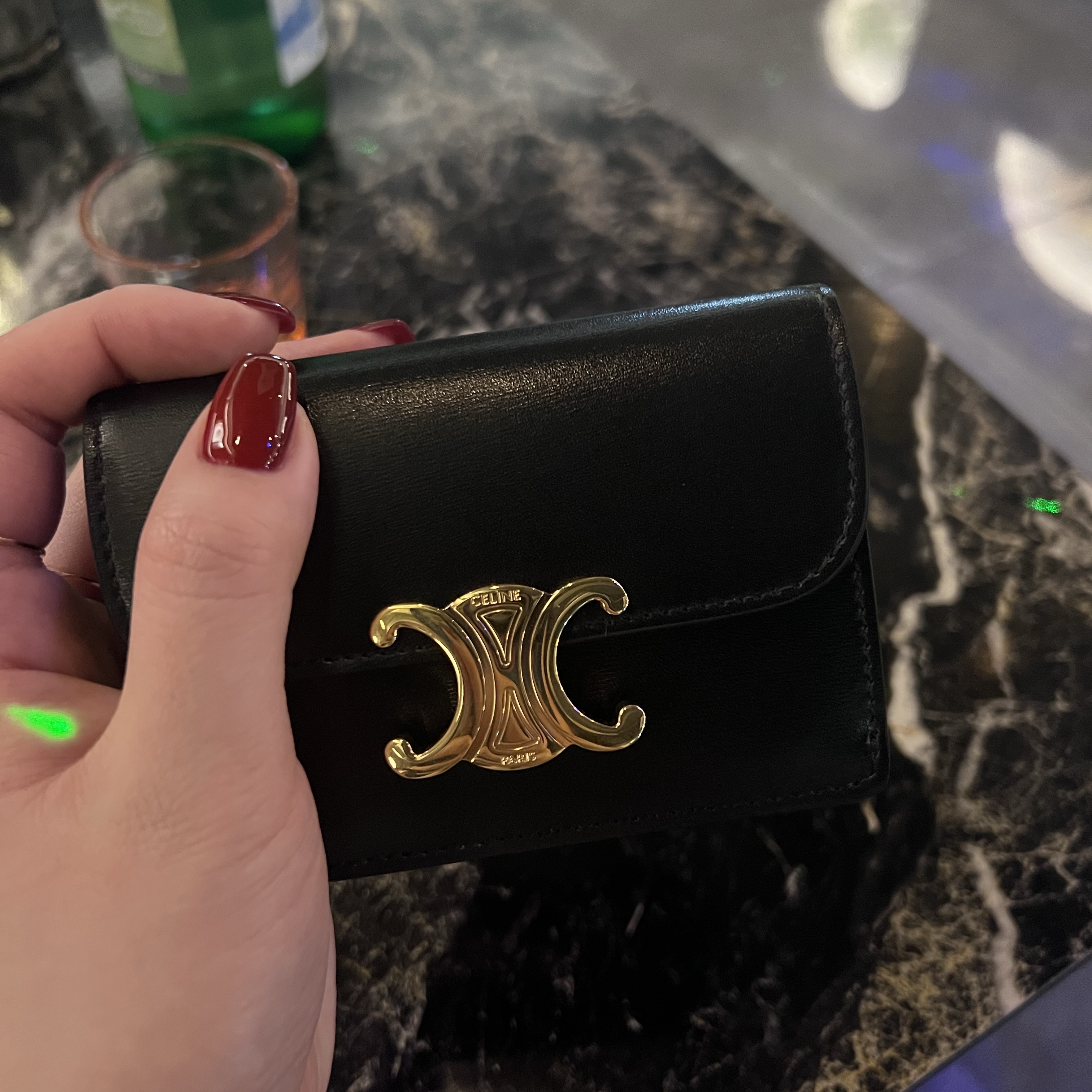 Celine Card Holder with Flap in Shiny Calfskin Black 착용 스타일 - 2