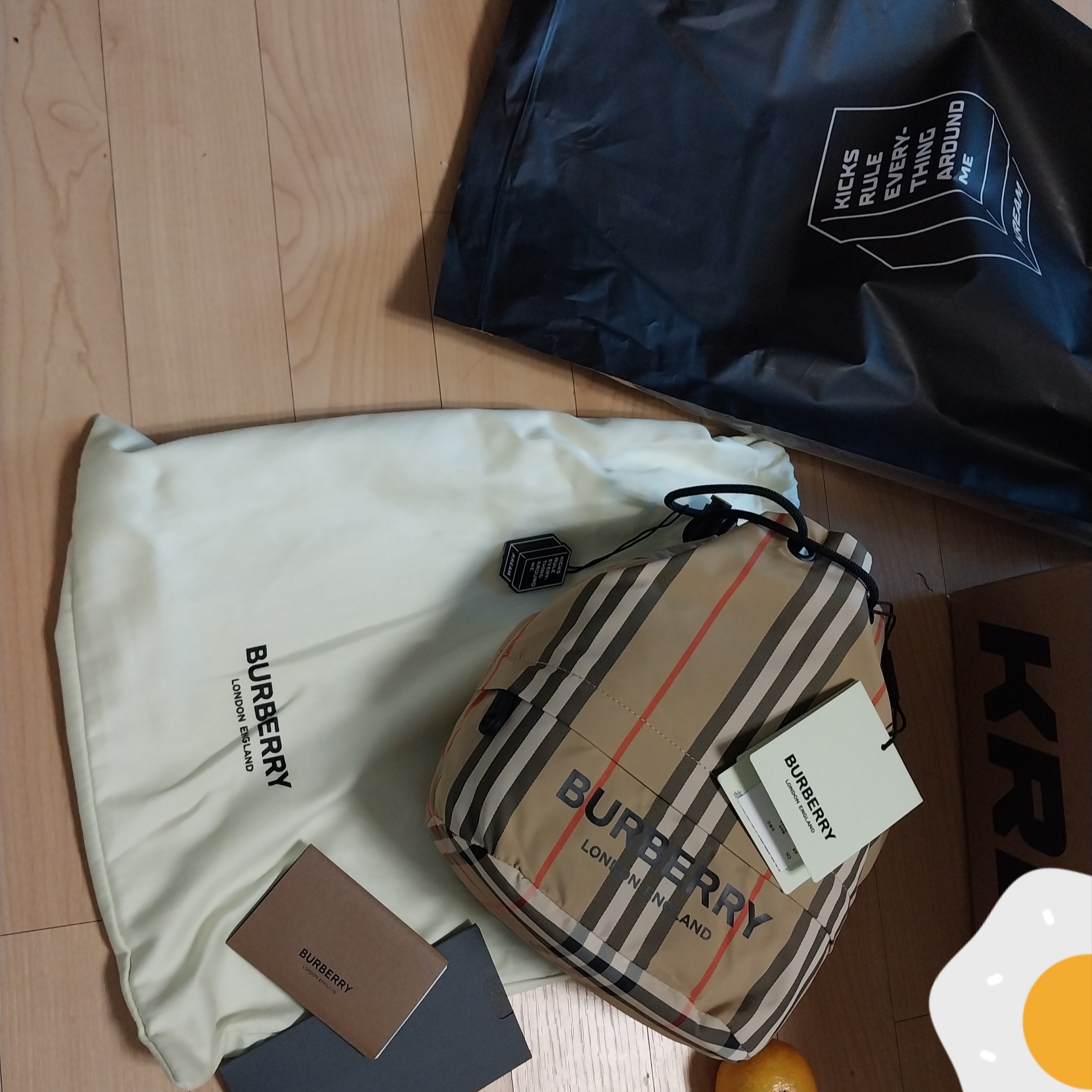 Burberry Icon Stripe Econyl Drawcord Pouch Archive Beige 착용 스타일 - 1