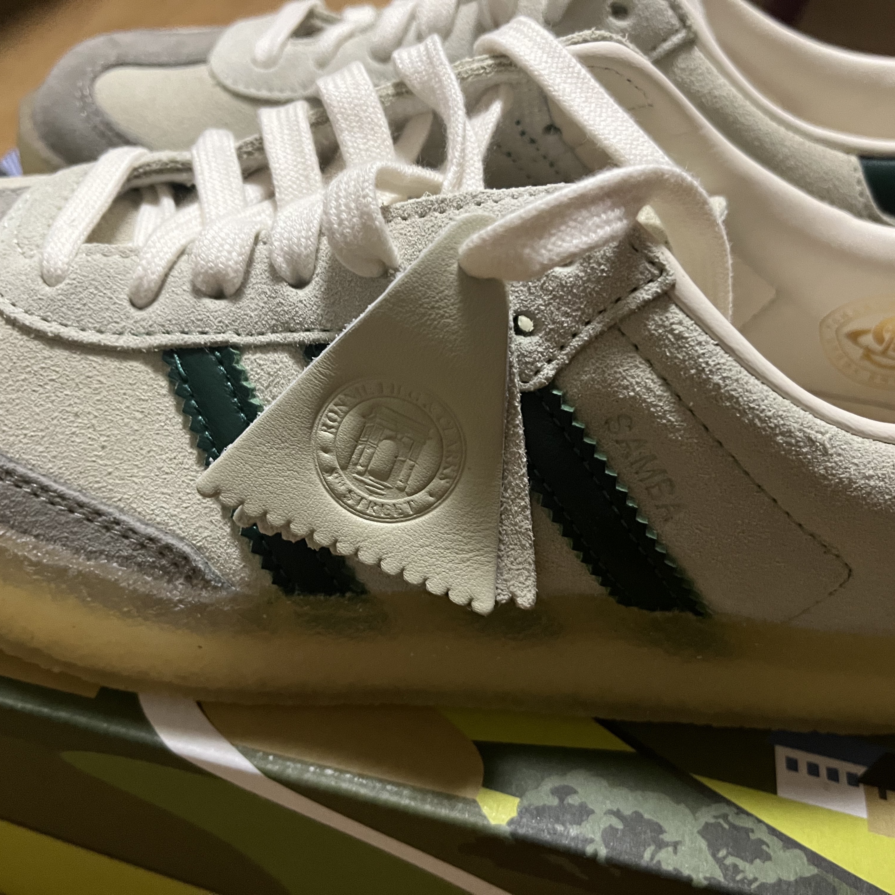 Adidas x Clarks x Ronnie Fieg 8th Street Samba Chalk White Green 착용 스타일 - 1