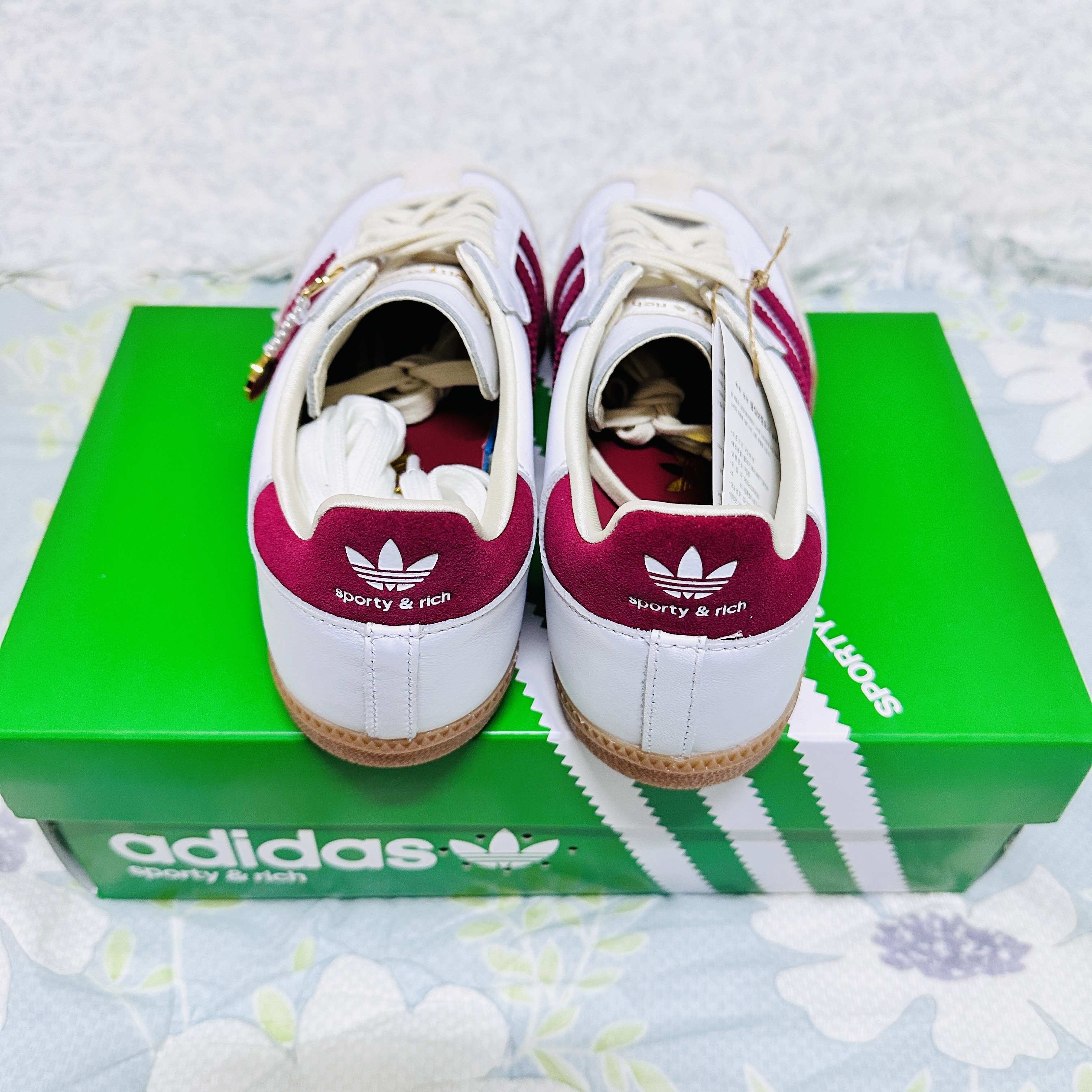 Adidas x Sporty & Rich Samba OG Cloud White Collegiate Burgundy 착용 스타일 - 3