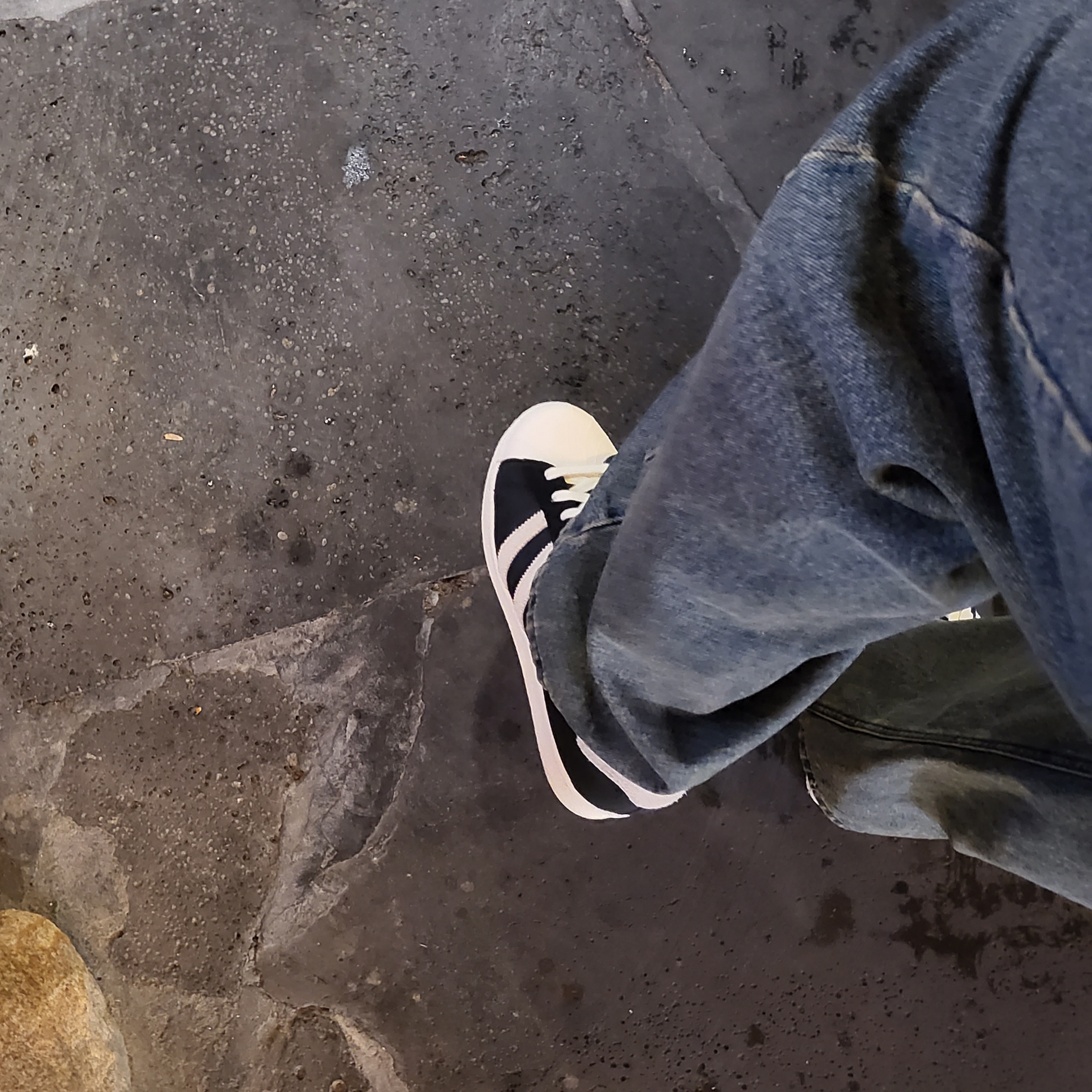 Adidas Superstar 82 Black White 착용 스타일