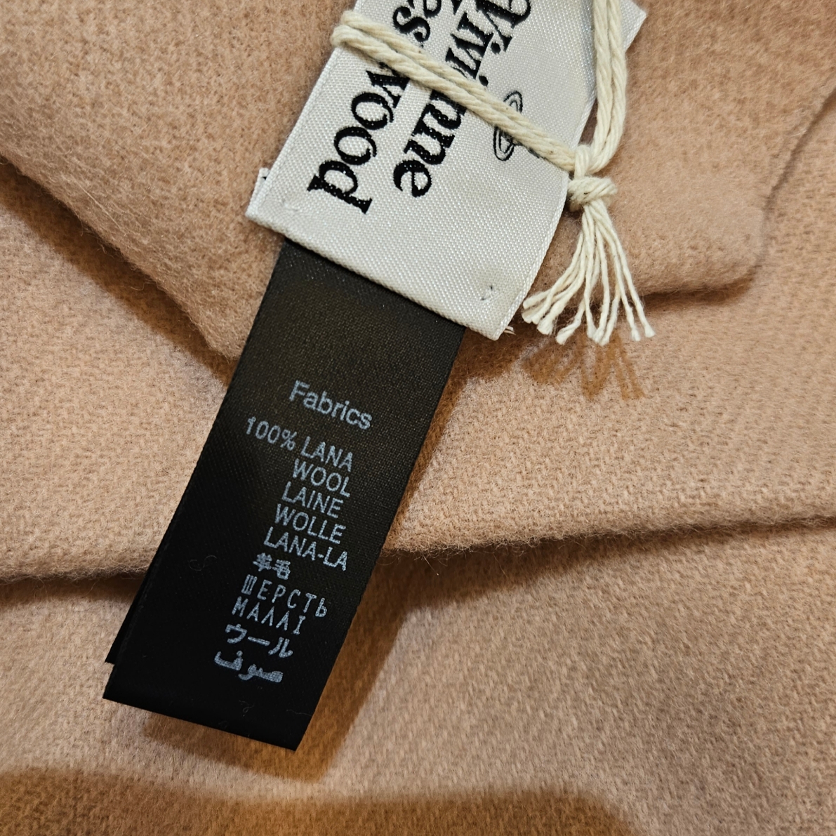Vivienne Westwood Embroidered Logo Muffler Powder Pink, Vivienne Westwood Embroidered Lambswool Muffler Rose 착용 스타일 - 2