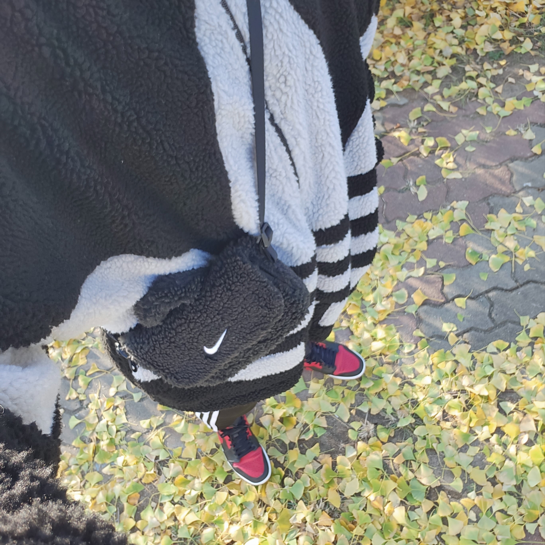 (Kids) Nike NSW Faux Fur Crossbody Bag Black, Jordan 1 Mid Bred Banned 2020 착용 스타일 - 1