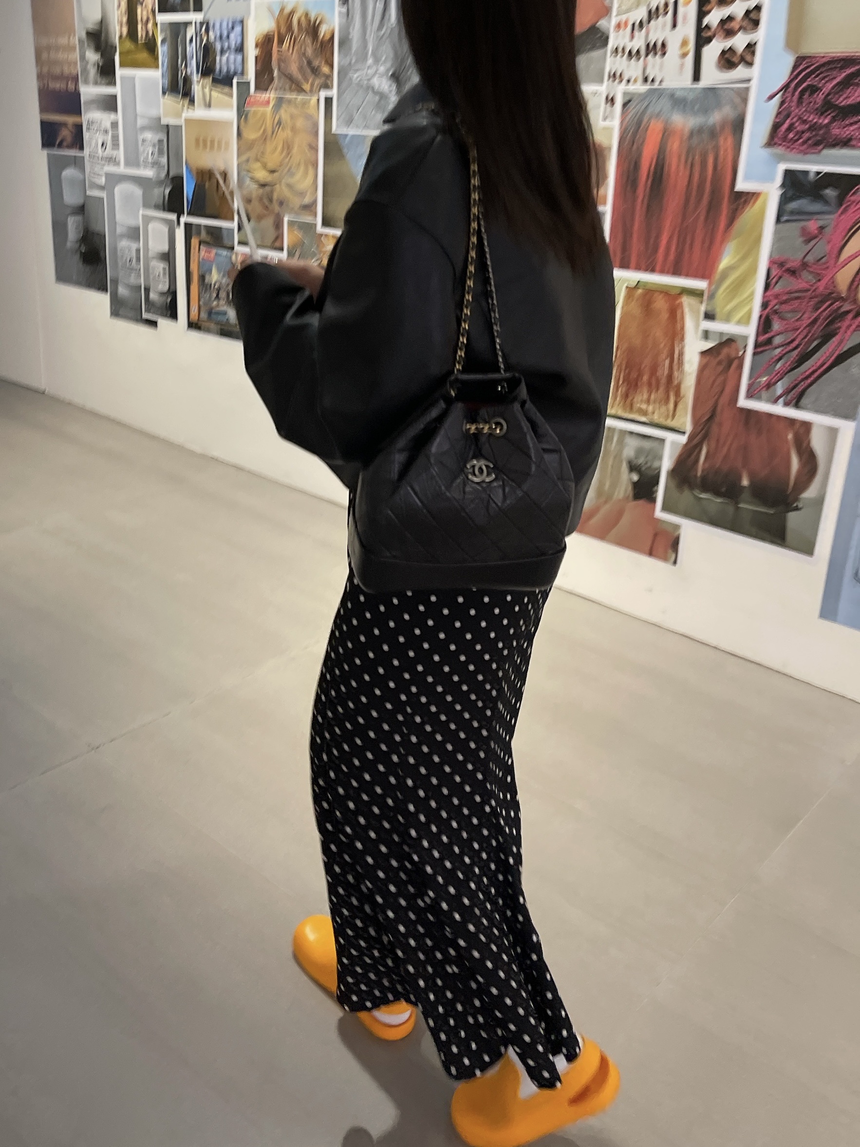 (W) Bottega Veneta Puddle Sandals Tangerine, Chanel Small Gabrielle Backpack Aged Calfskin & Gold Silver Black 착용 스타일 - 2