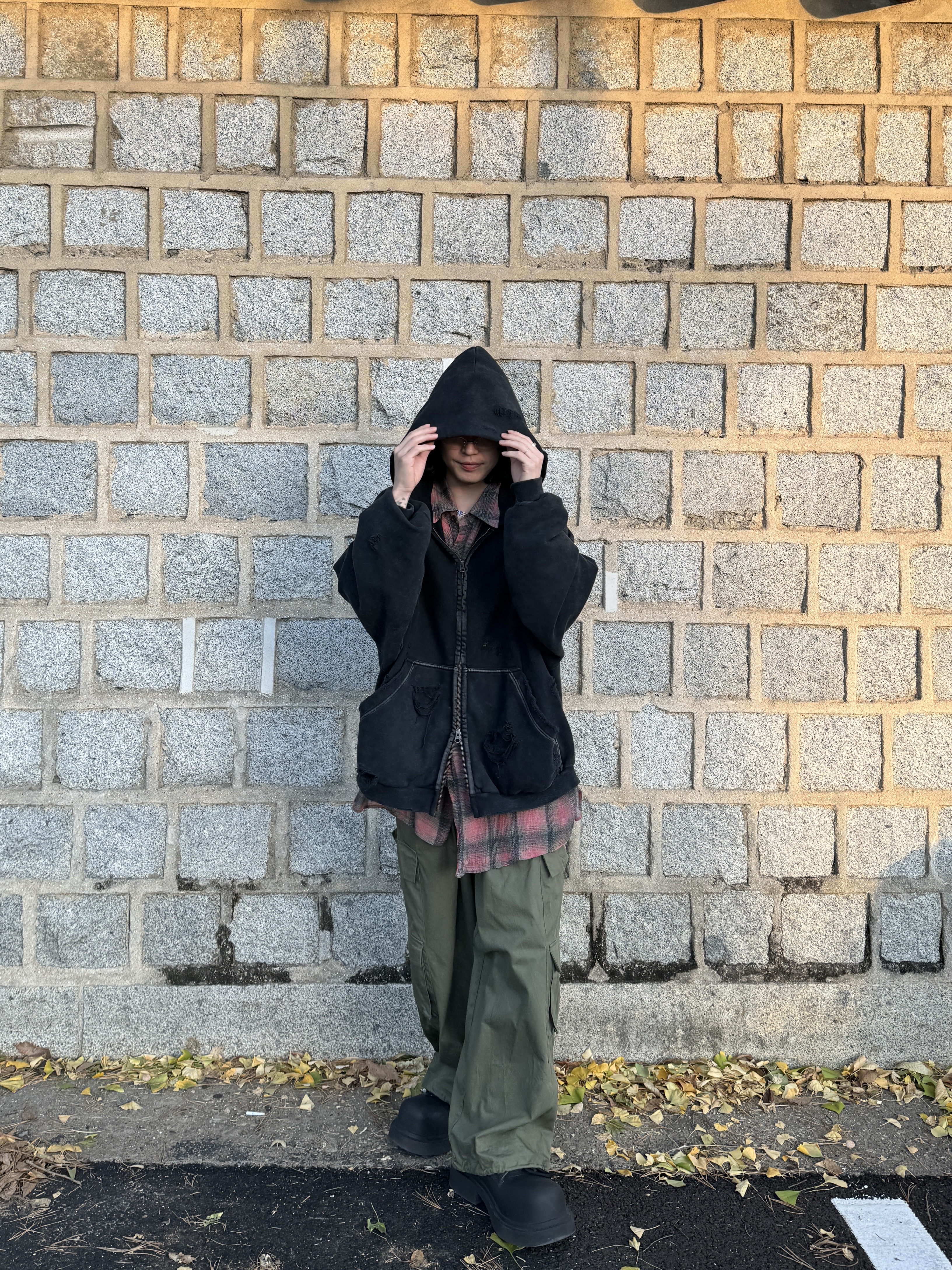 Nonnod x Shinsegae Distressed Zip-Up Hoodie Washed Black, Our Legacy Borrowed Shirt Big Lumbercheck Print 착용 스타일 - 1