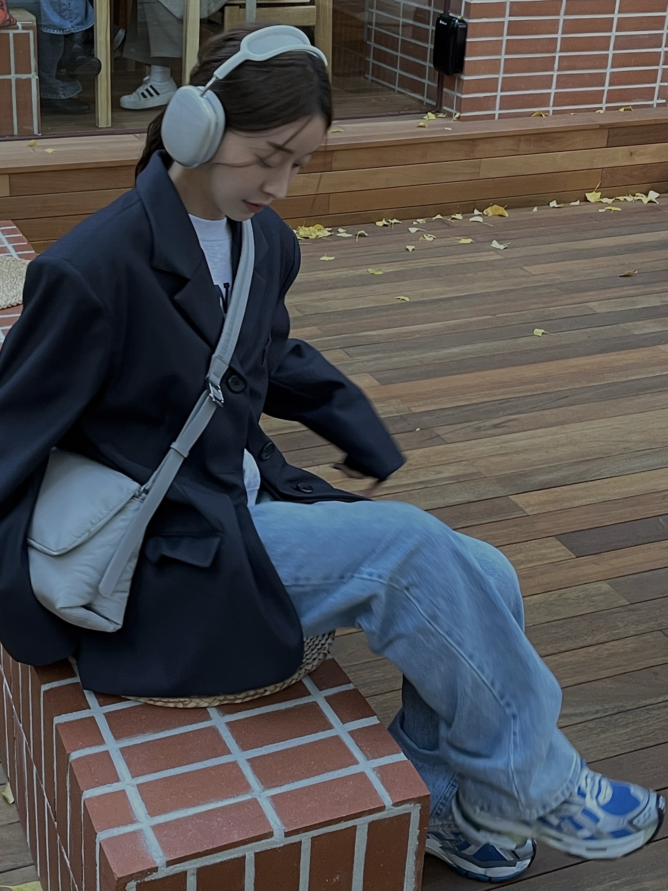 Apple AirPods Max Lightning Silver (Korean Ver.), Balenciaga Runner Sneakers Blue White 착용 스타일