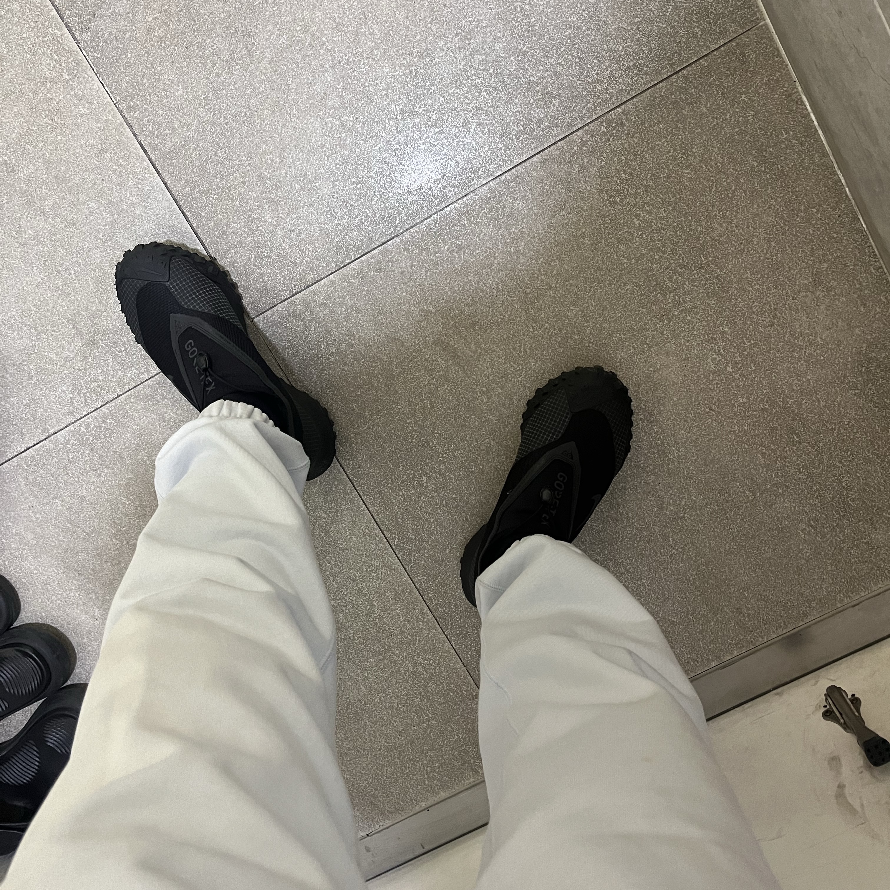 Nike ACG Mountain Fly Gore-Tex Black and Dark Grey 착용 스타일