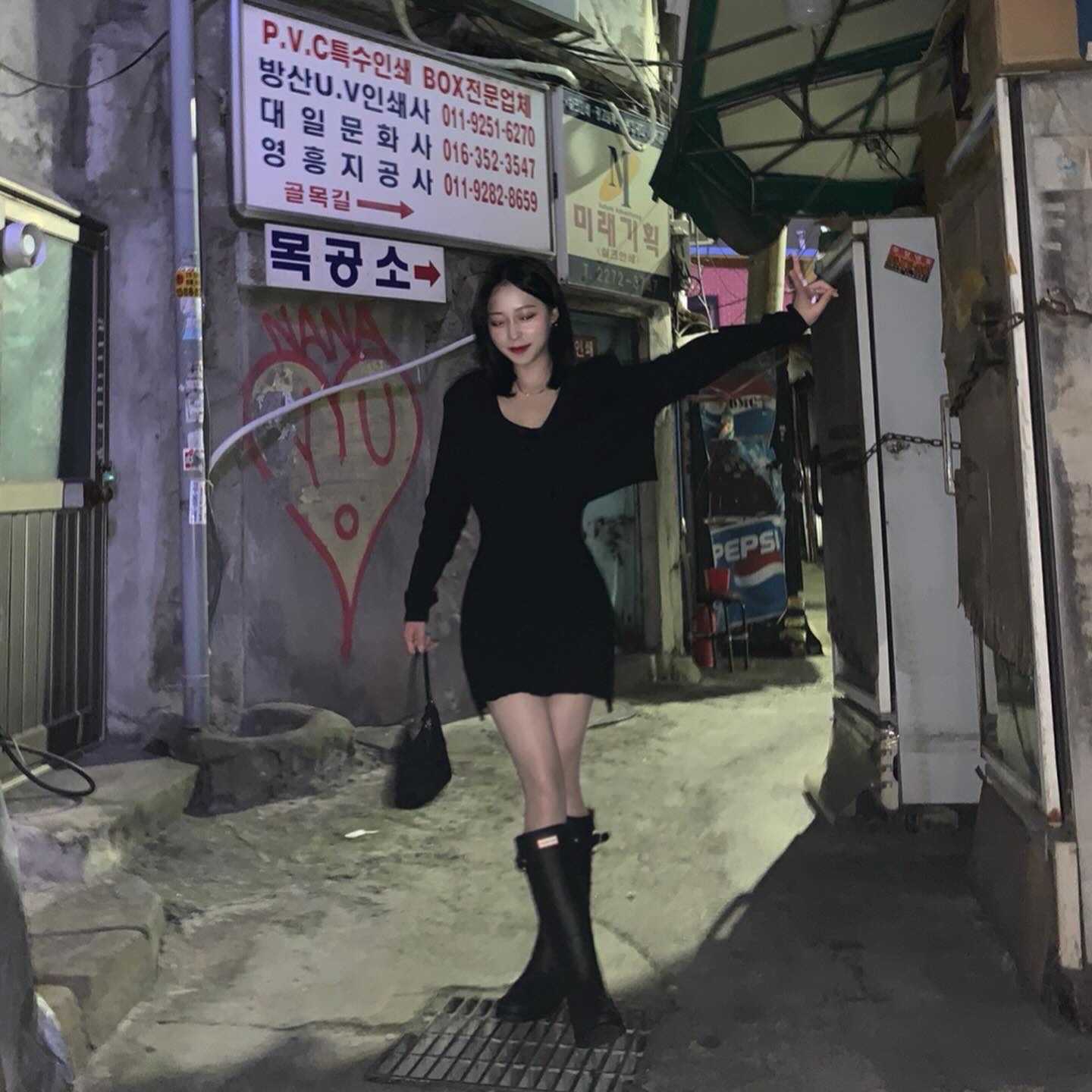 (W) Hunter Original Refined Tall Rain Boots Black, Prada Re-Edition 2005 Re-Nylon Mini Hobo Bag Black 착용 스타일 - 3