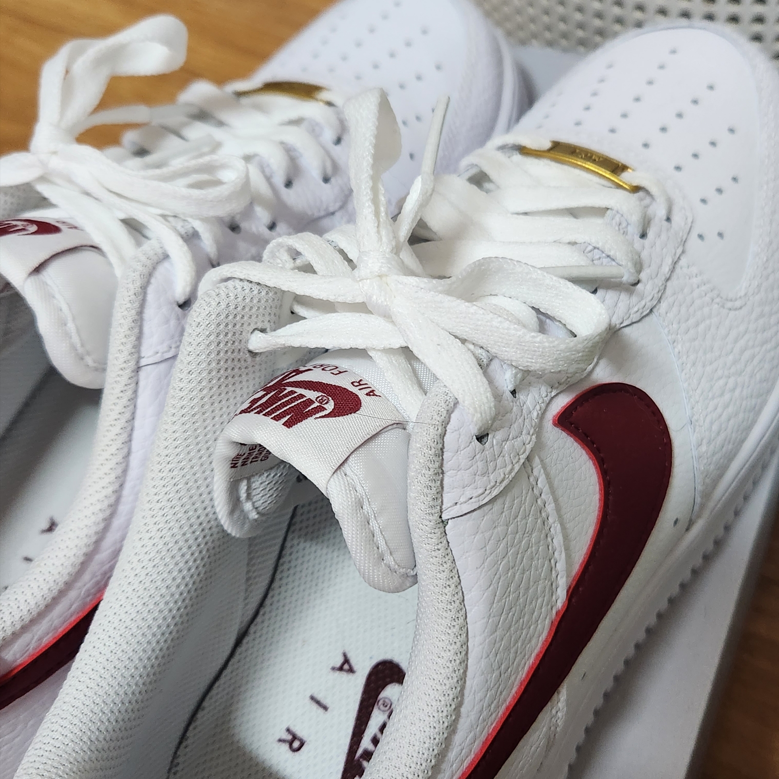 Nike Air Force 1 '07 Low White Team Red 착용 스타일