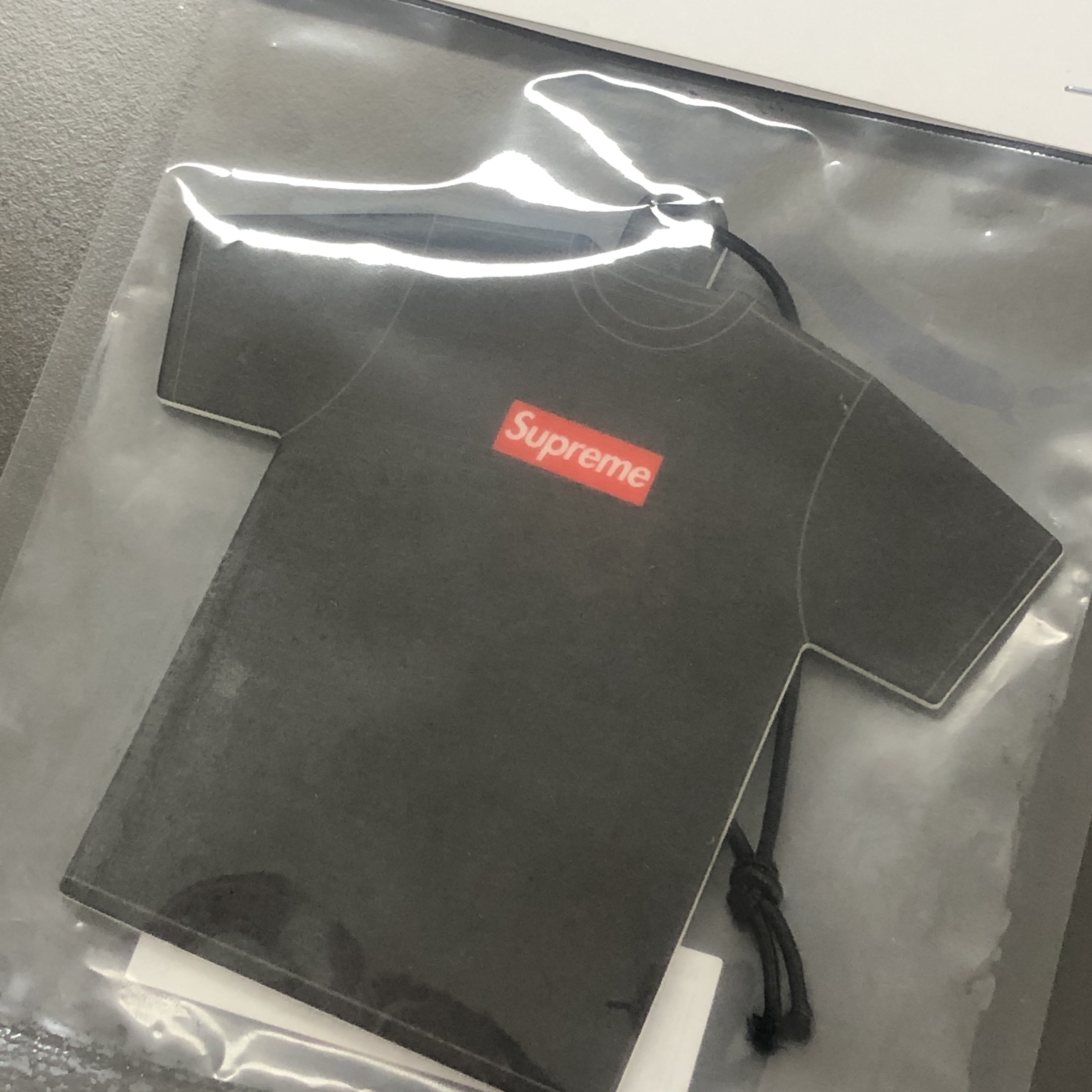 Supreme Kuumba T-Shirt Air Freshener Black - 22FW 착용 스타일