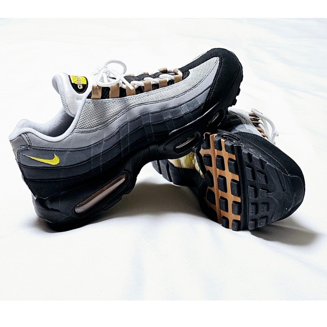Nike Air Max 95 Wolf Grey Yellow Strike 착용 스타일