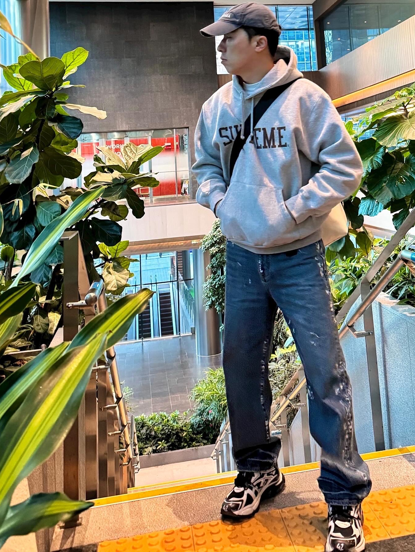Supreme Varsity Hooded Sweatshirt Heather Grey - 23FW 착용 스타일