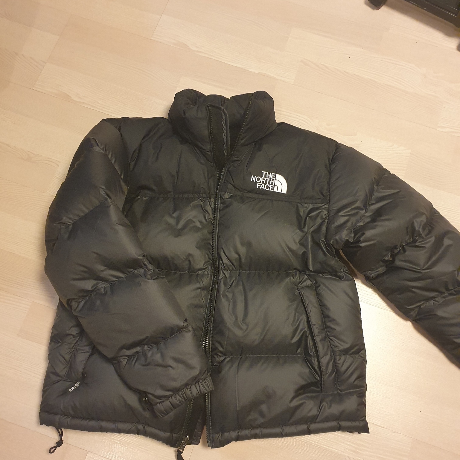 The North Face 1996 Eco Nuptse Jacket Charcoal 착용 스타일