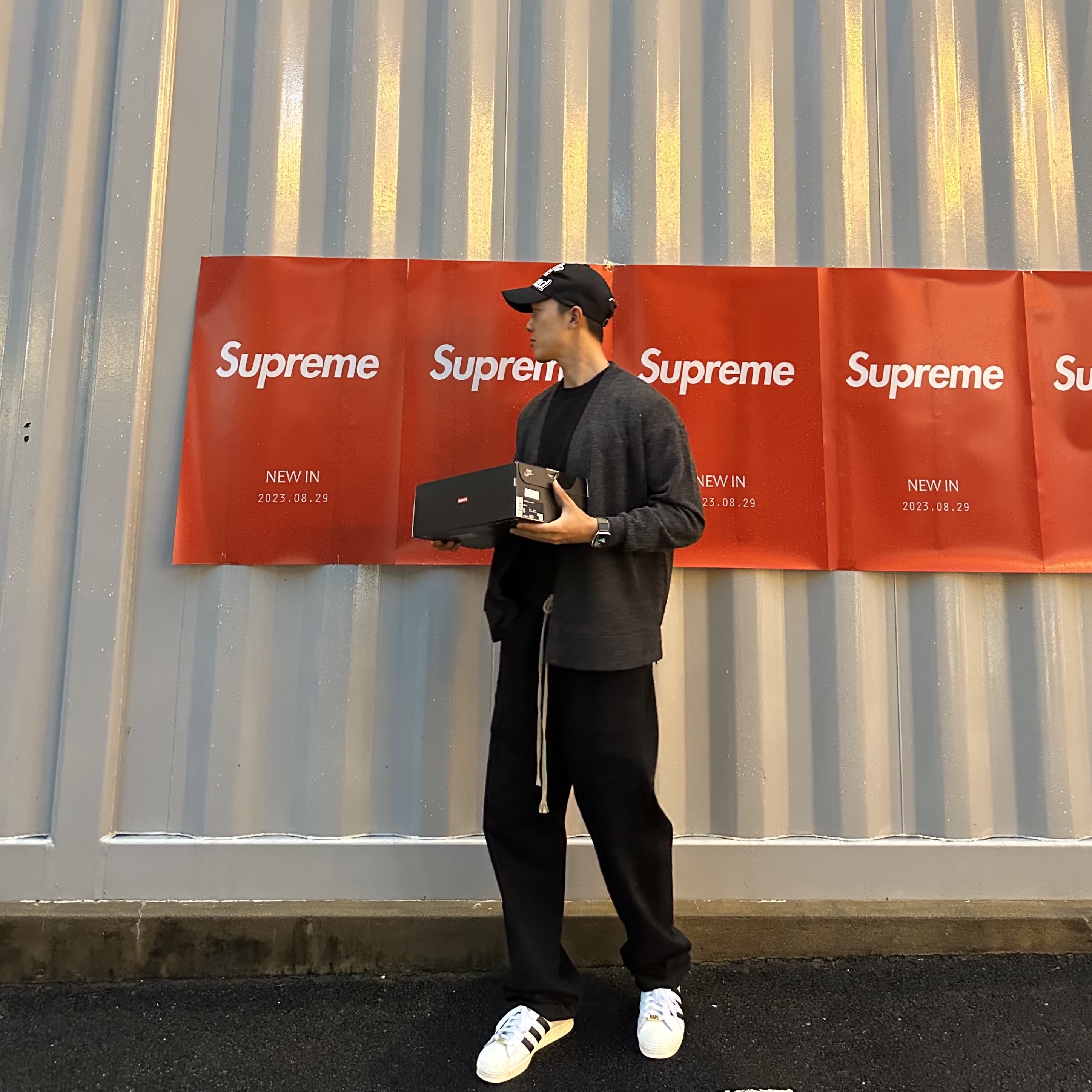Adidas x BAPE Superstar 80s White Black, Nike x Supreme Air Force 1 Low Black 착용 스타일