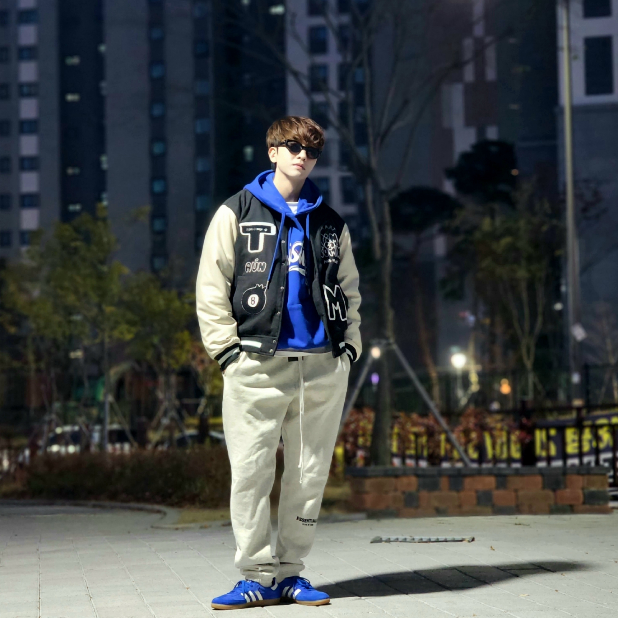Adidas Samba OG Royal Blue, Essentials The Core Collection Sweatpants Light Oatmeal 착용 스타일 - 3
