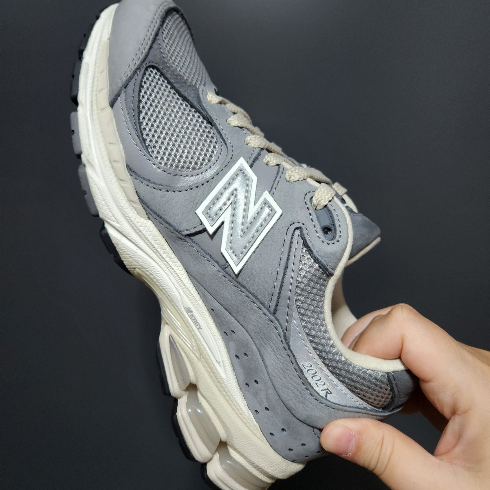 New Balance 2002R Premium Vintage Grey 착용 스타일