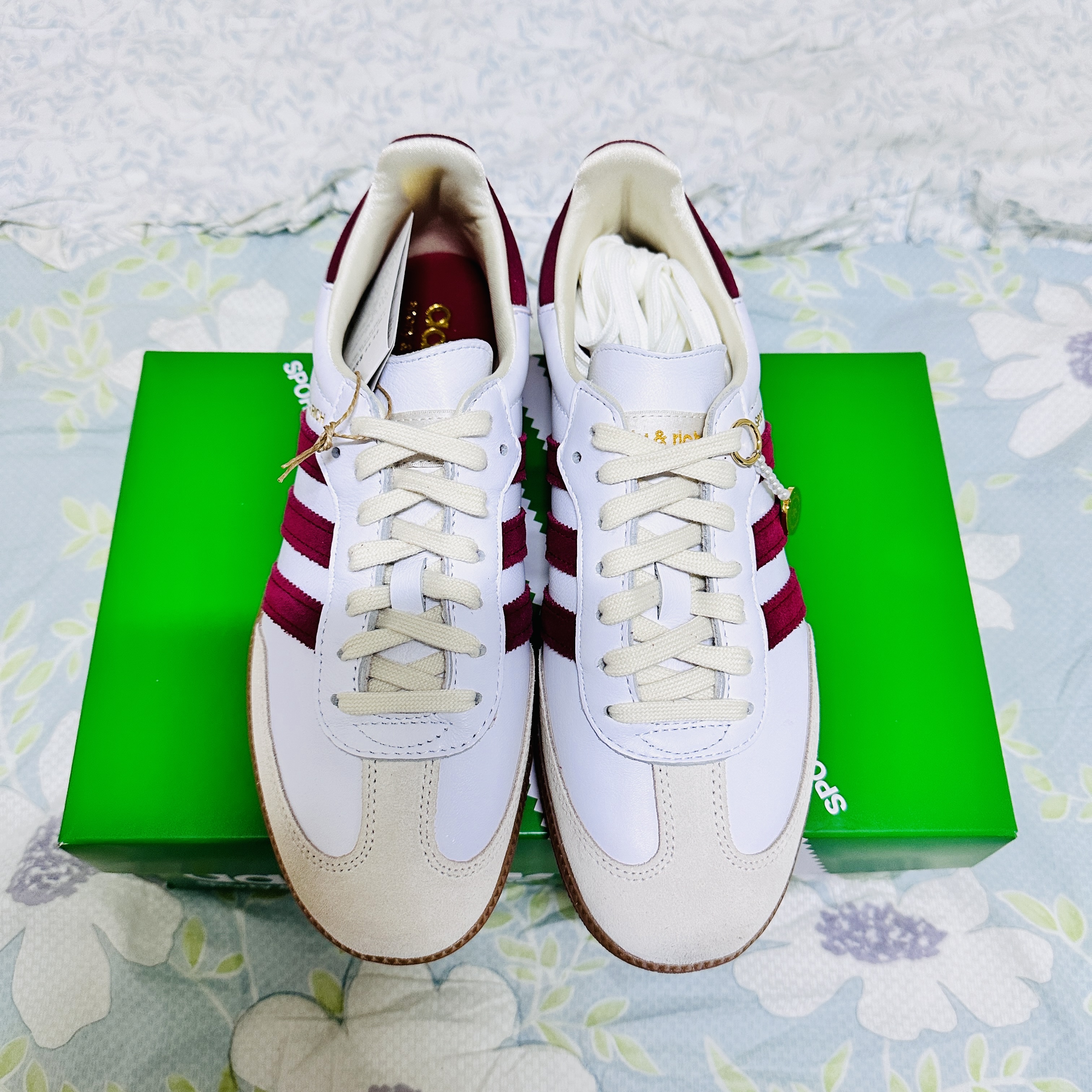 Adidas x Sporty & Rich Samba OG Cloud White Collegiate Burgundy 착용 스타일 - 1