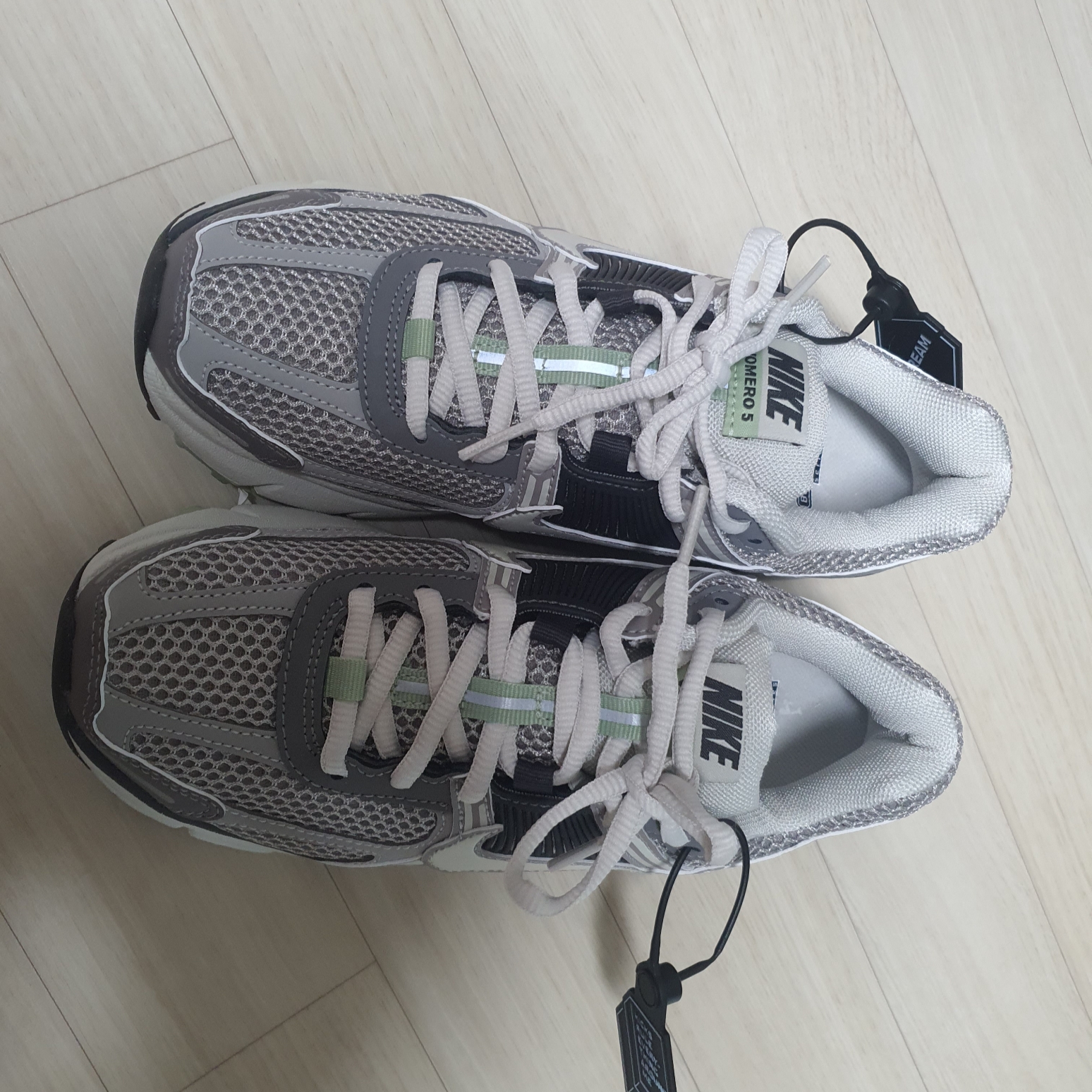 (W) Nike Zoom Vomero 5 Cobblestone and Flat Pewter 착용 스타일