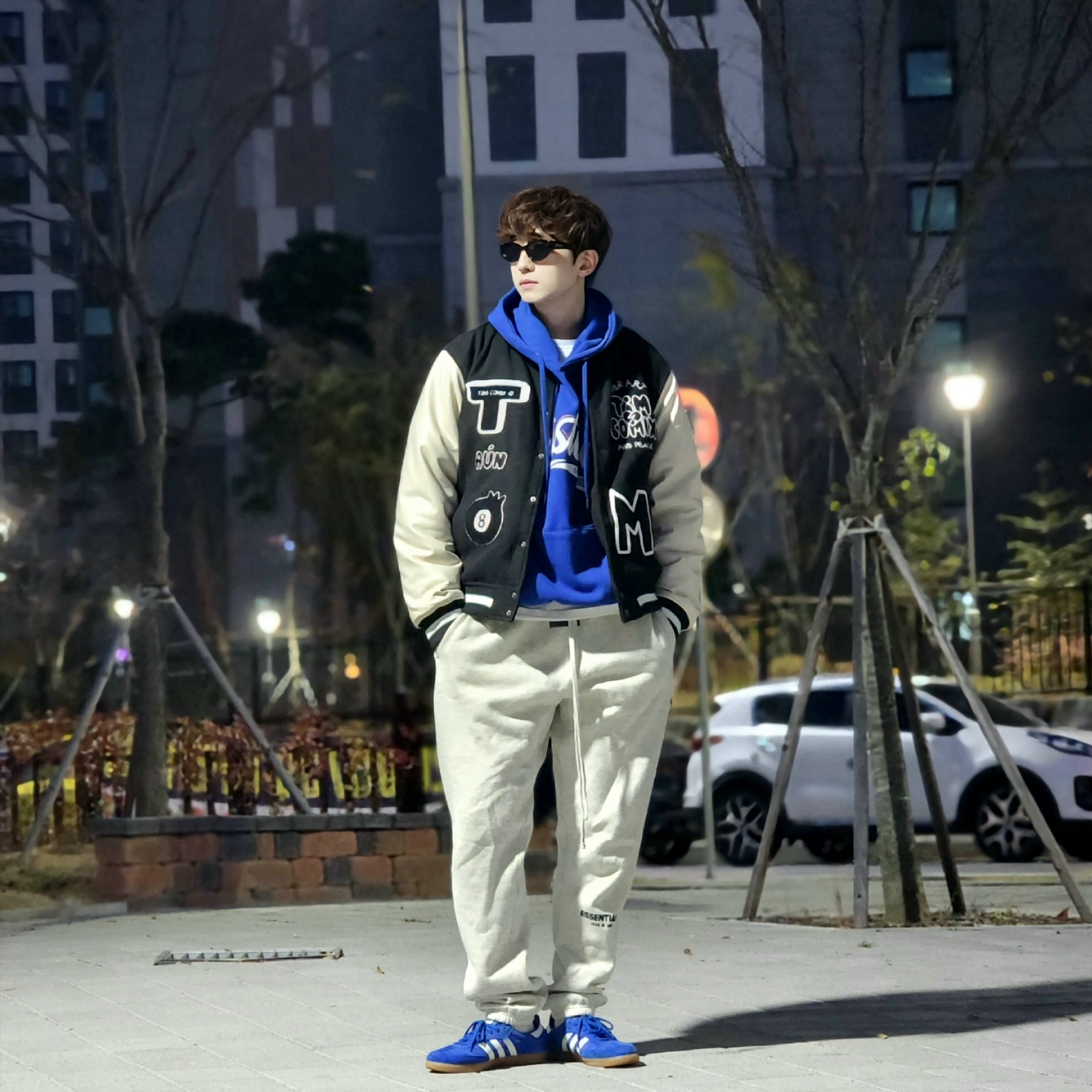 Adidas Samba OG Royal Blue, Essentials The Core Collection Sweatpants Light Oatmeal 착용 스타일 - 6