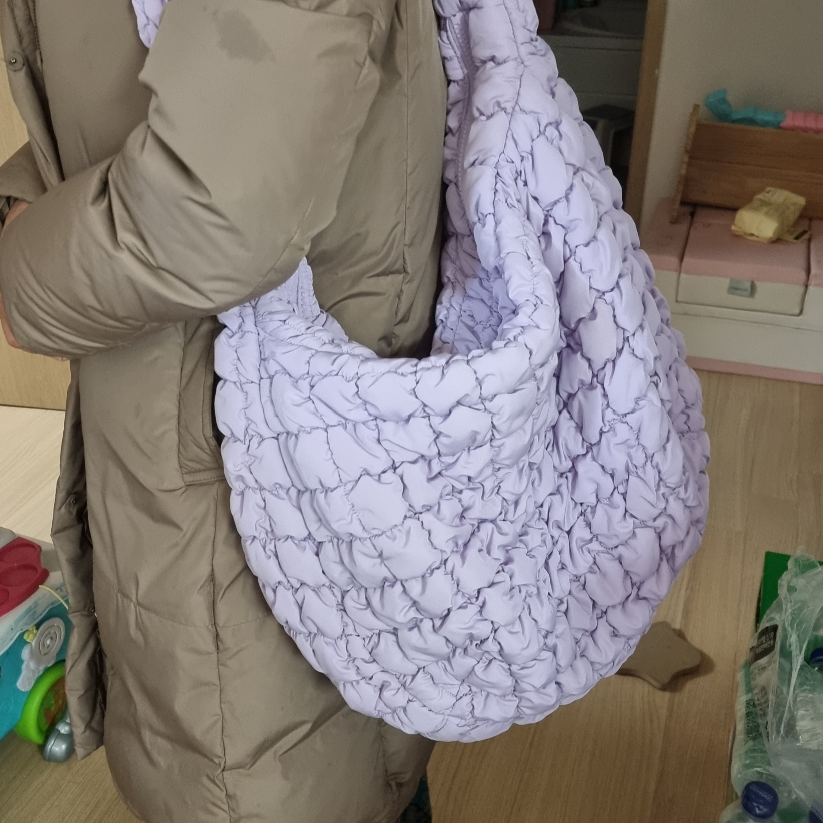 COS Quilted Oversized Shoulder Bag Purple 착용 스타일