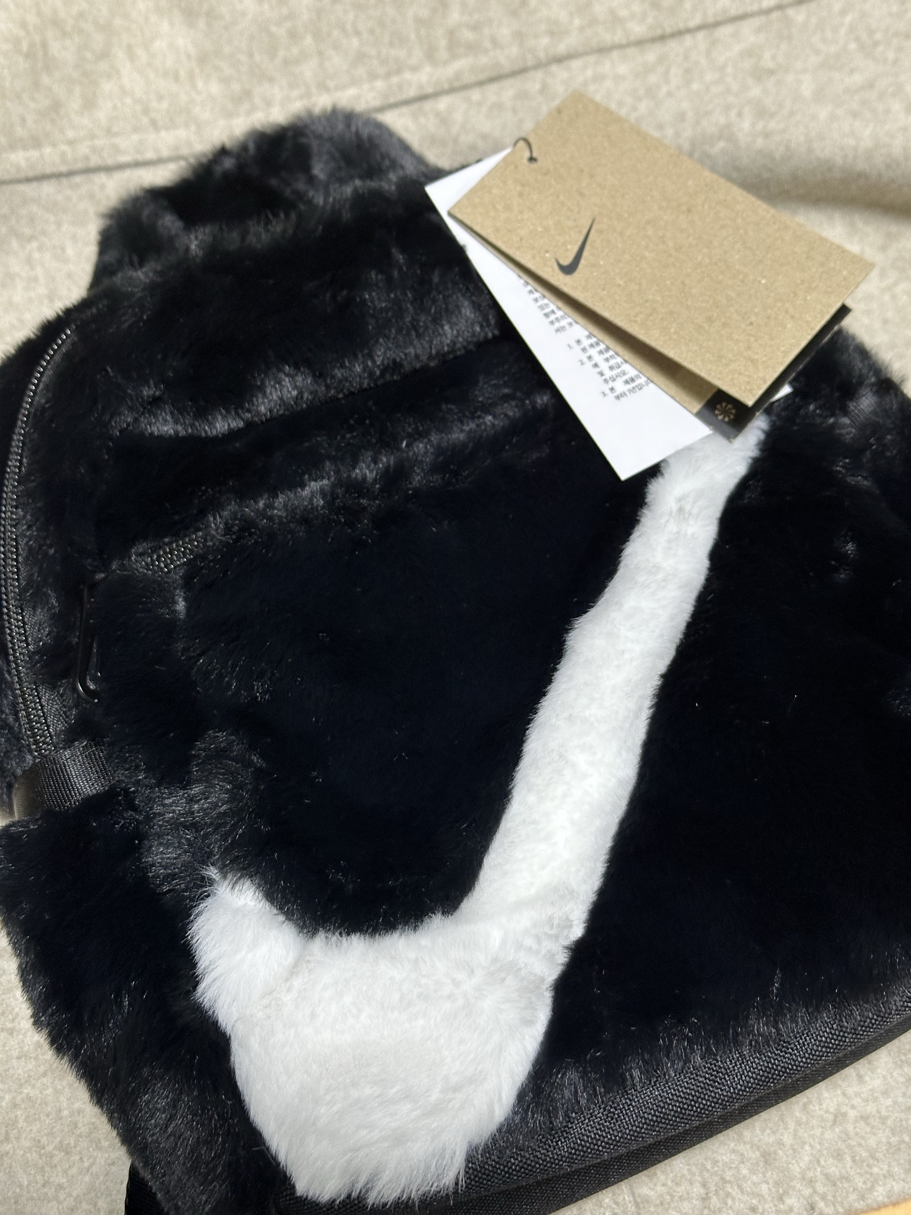 Nike NSW Futura 365 Faux Fur Mini Backpack Black White, Stussy Basic Stussy Hoodie Ash Heather 2021 착용 스타일 - 1