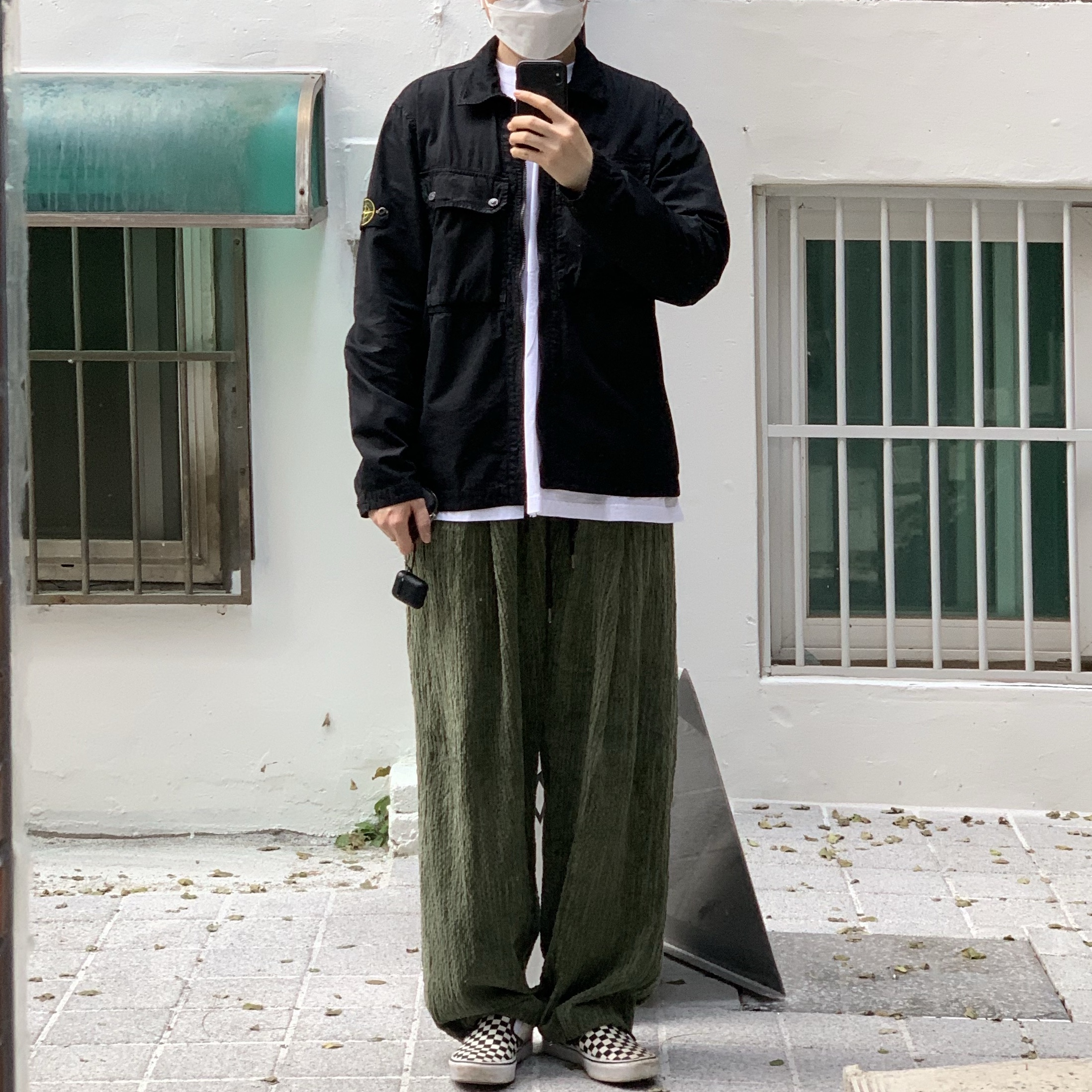 Stone Island 102WN Brushed Organic Cotton Overshirt Black - 23FW, Vans Slip-On Checkerboard 착용 스타일 - 1