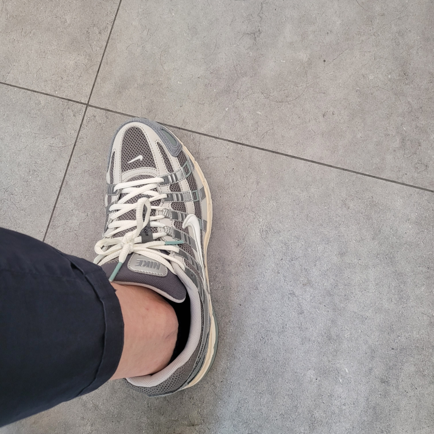 Nike P-6000 Flat Pewter Light Iron Ore 착용 스타일