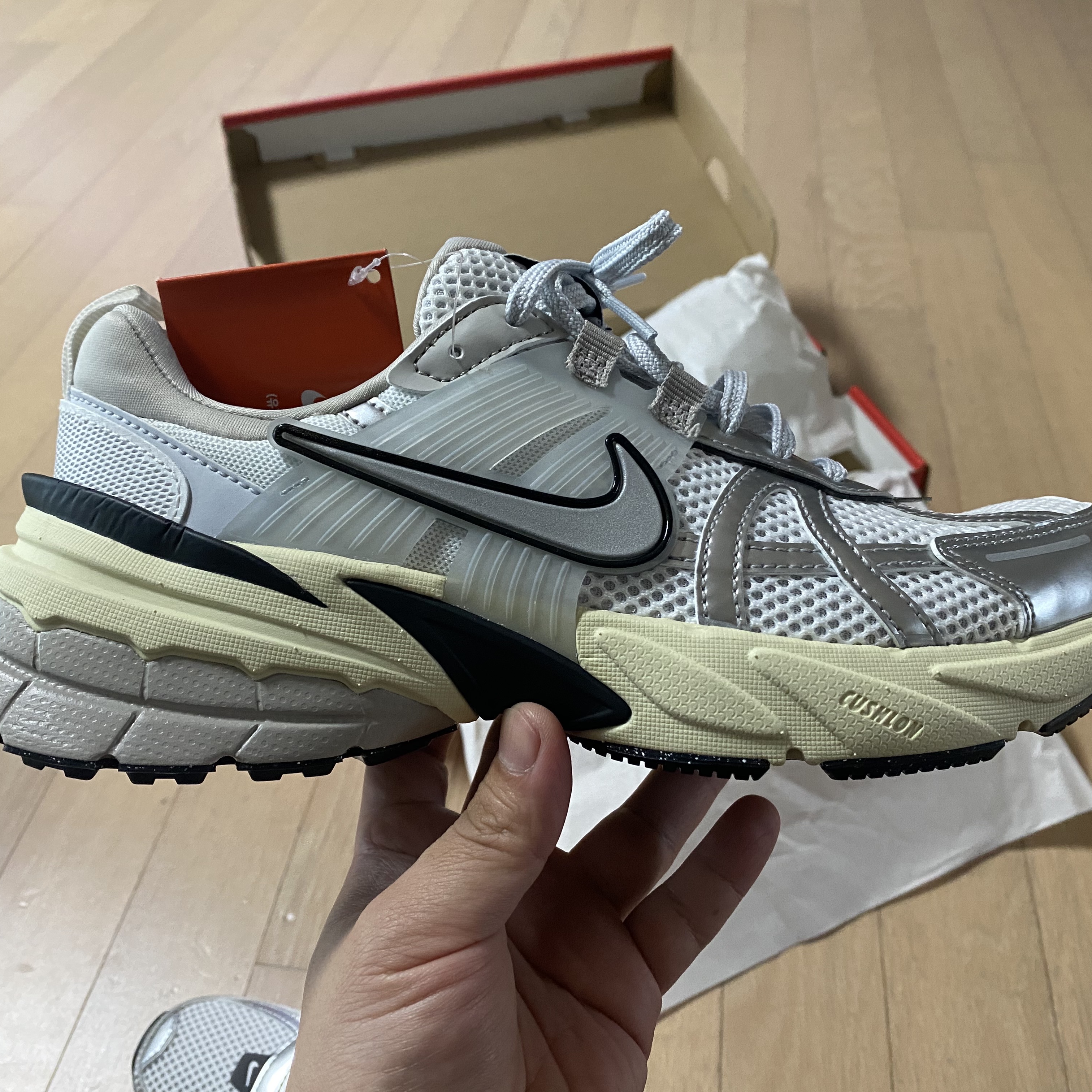 Nike V2K Run Summit White Metallic Silver 착용 스타일 - 1