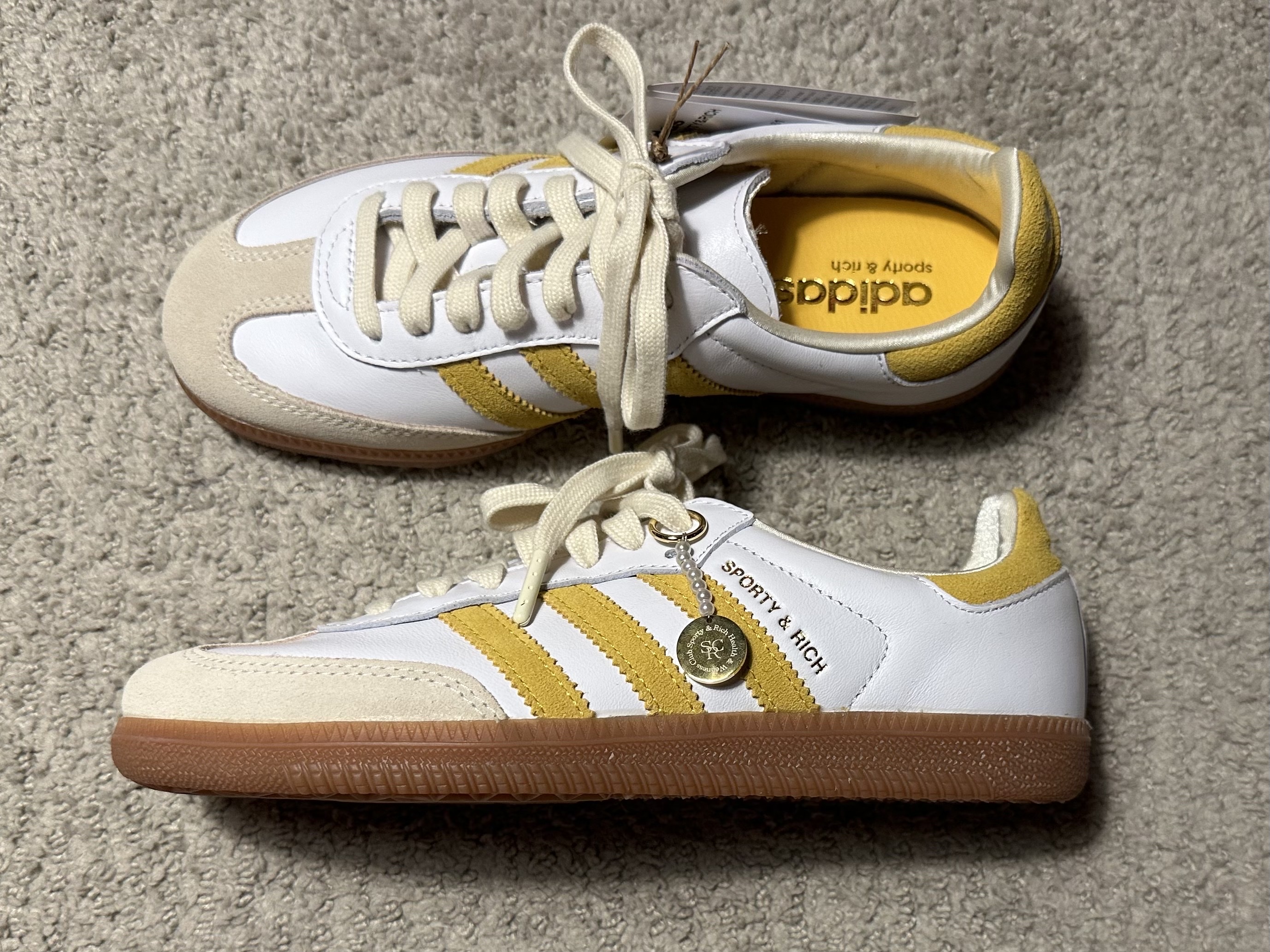 Adidas x Sporty & Rich Samba OG Cloud White Bold Gold 착용 스타일 - 2