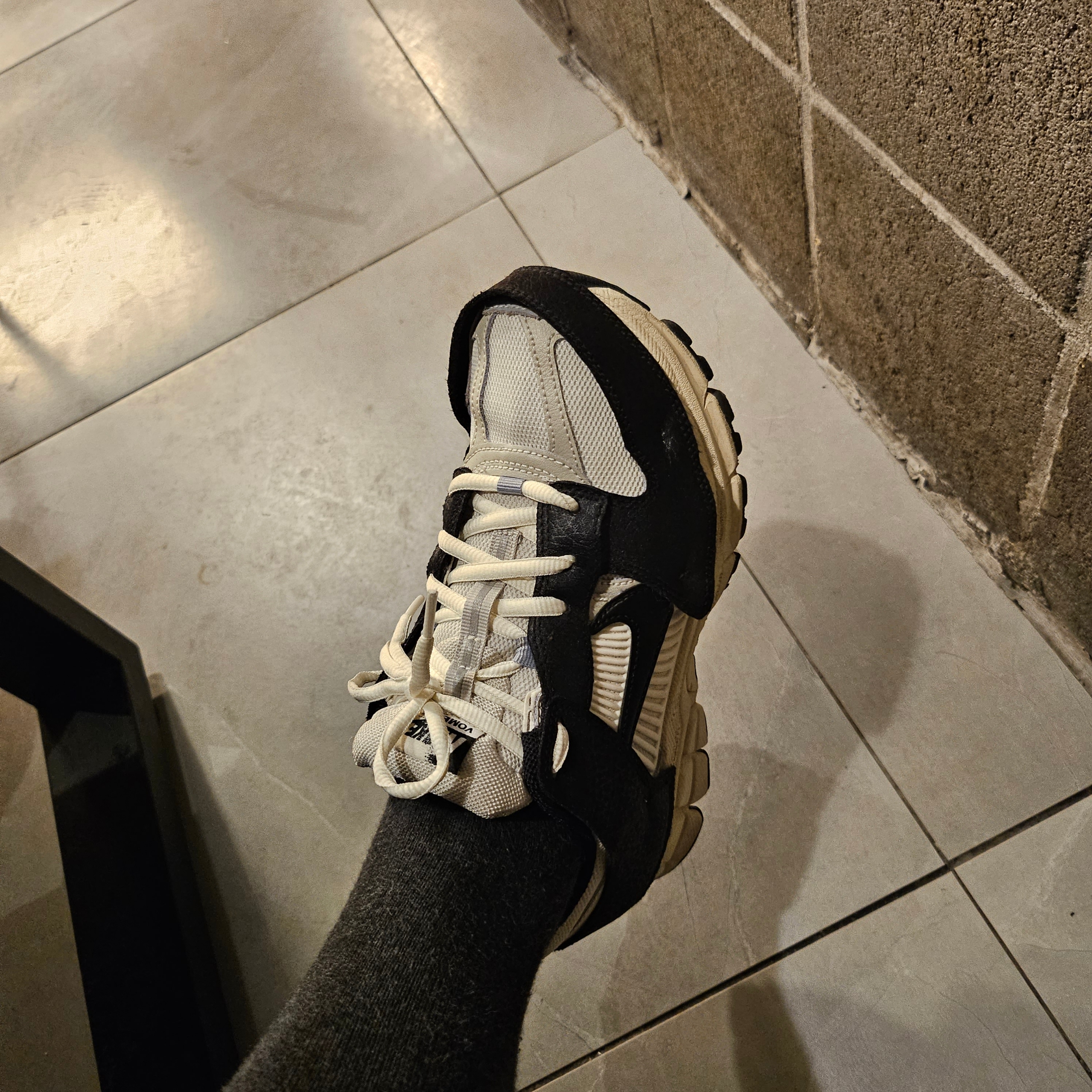 (W) Nike Zoom Vomero 5 Wolf Grey and Black 착용 스타일