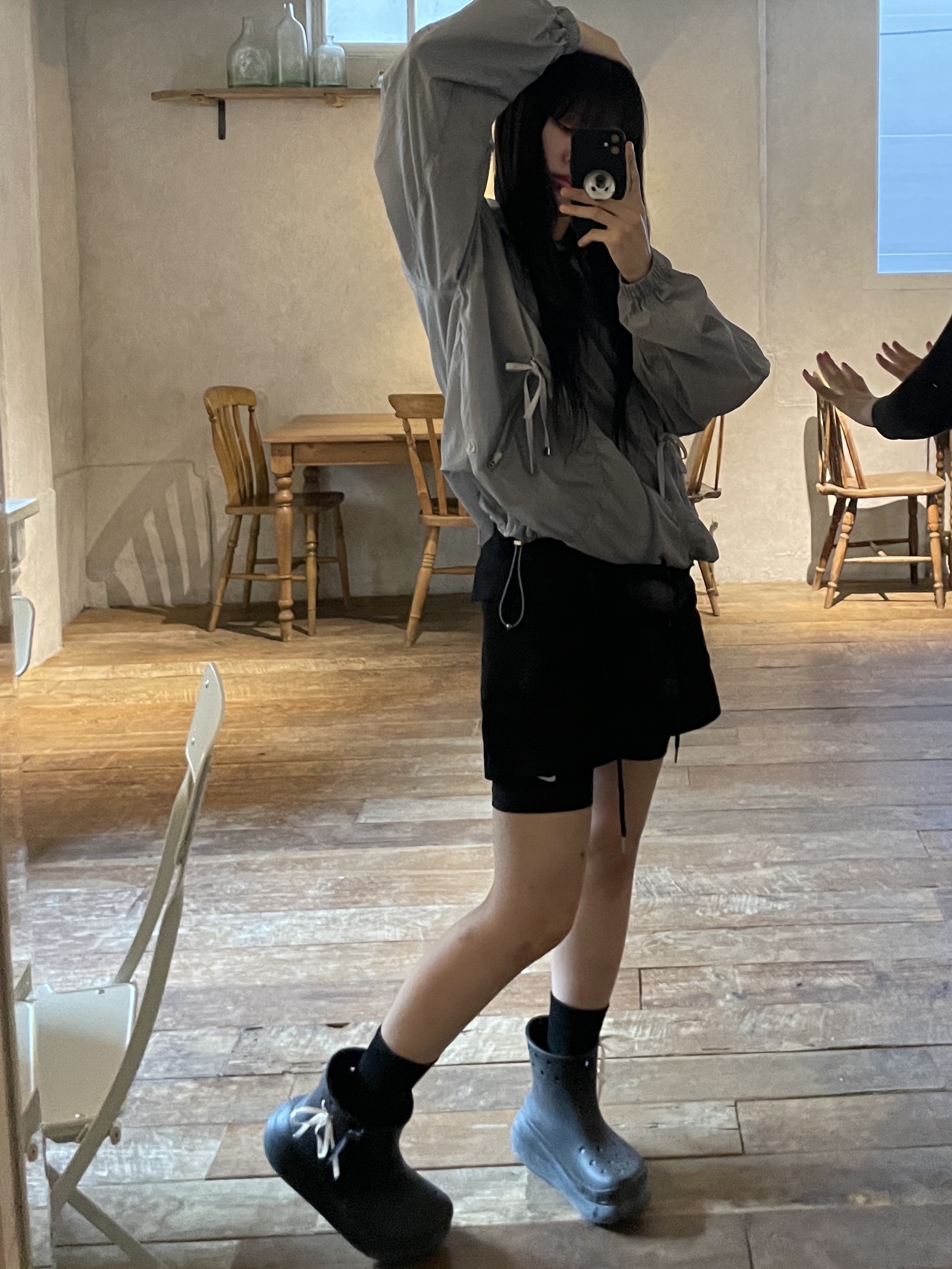 Crocs Classic Crush Boot Black 착용 스타일
