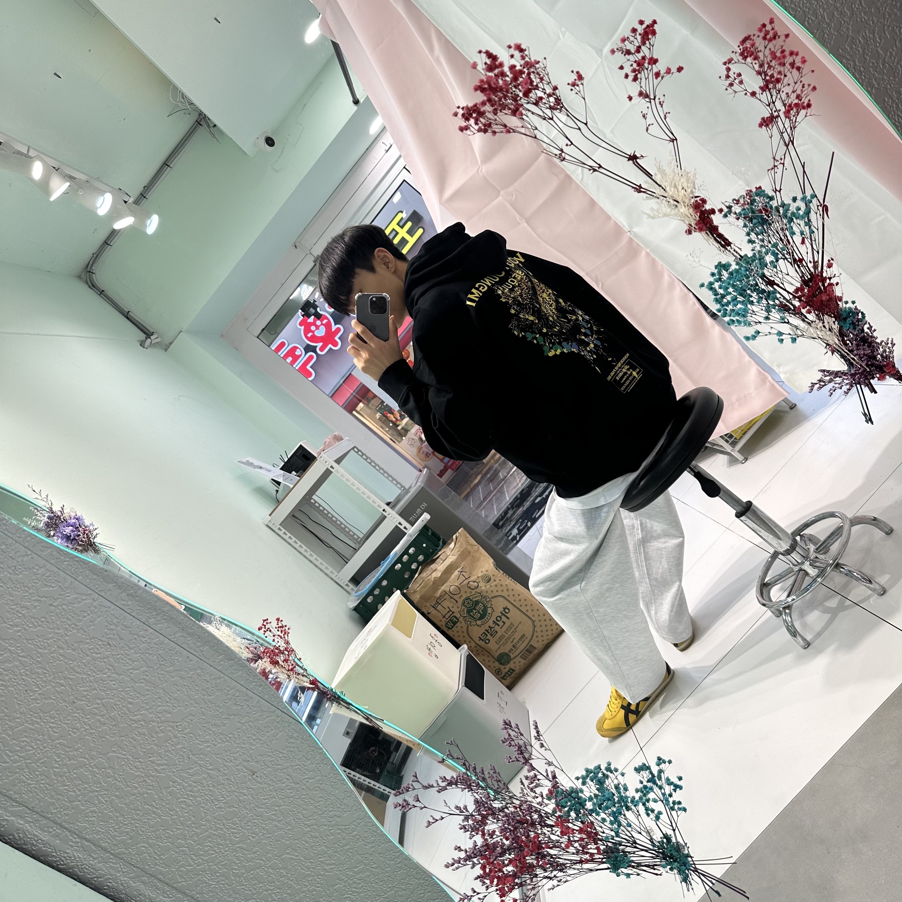 Wooyoungmi Crown Back Logo Hooded T-Shirt Black - 23FW, Onitsuka Tiger Mexico 66 Yellow Black 착용 스타일 - 1